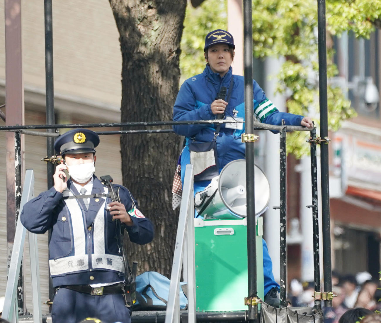 パレードに詰めかけたファンを誘導する警察官（撮影・森本幸一）
