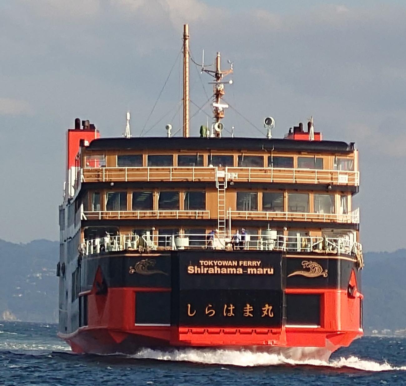 黒船ラッピングした東京湾フェリーのしらはま丸の正面（タンデム走行の久里浜「大正丸」から撮影）
