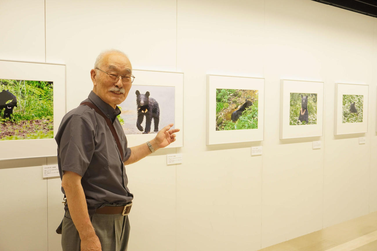 23年7月に都内で写真展を開いた日本ツキノワグマ研究所の米田一彦氏（撮影・沢田直人）