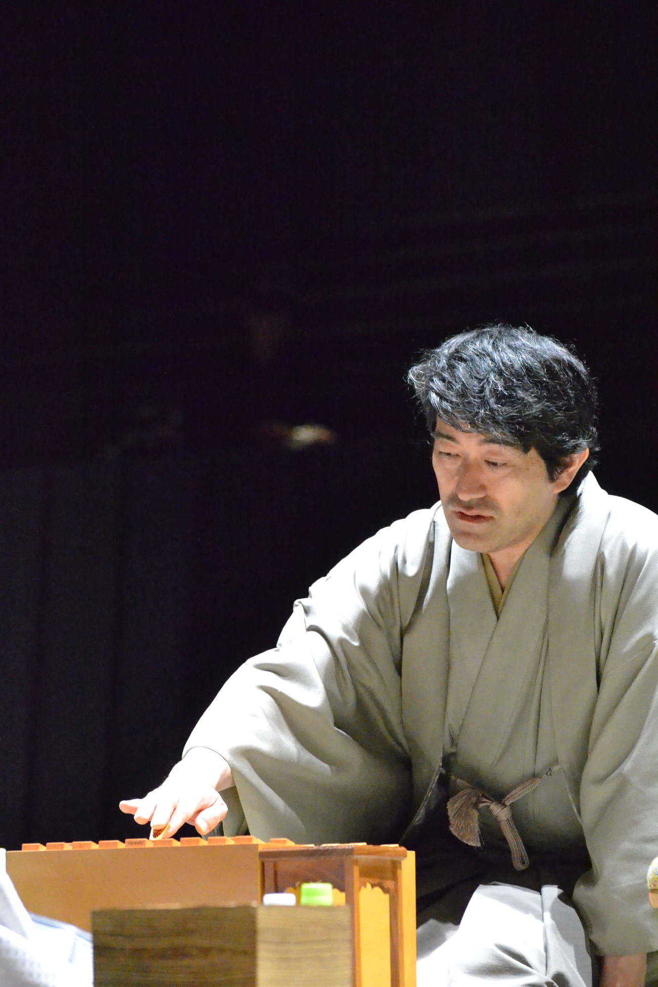「第1回達人戦立川立飛杯」準決勝の羽生善治九段戦の初手を指す先手の森内俊之九段