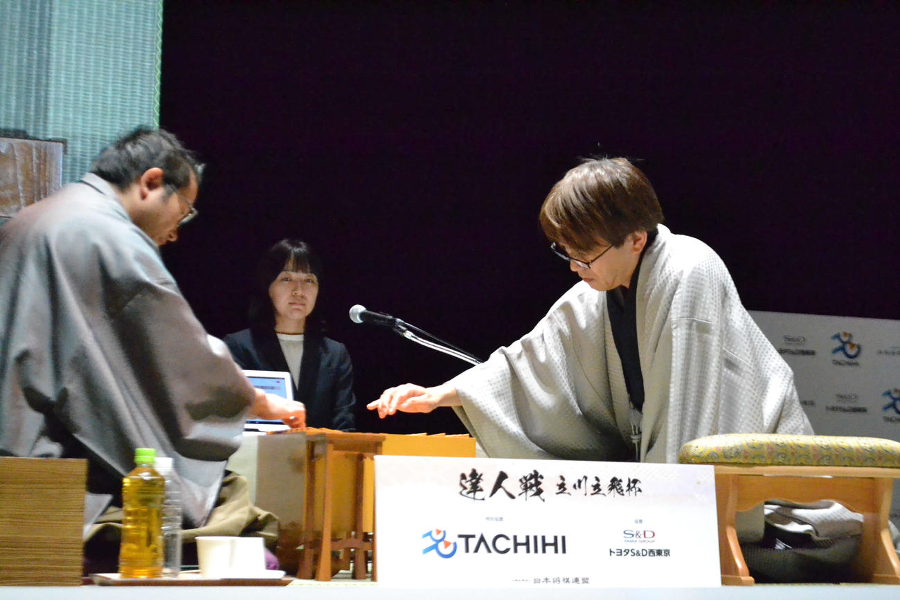「第1回達人戦立川立飛杯」決勝に臨む丸山忠久九段（左）と羽生善治九段