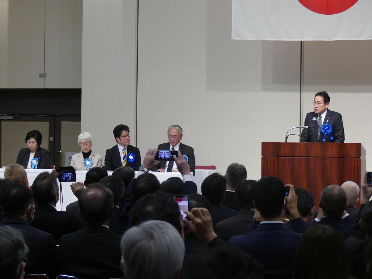 拉致被害者の曽我ひとみさん（左端）や被害者家族らに、問題解決に向けた決意を訴える岸田文雄首相（撮影・中山知子）