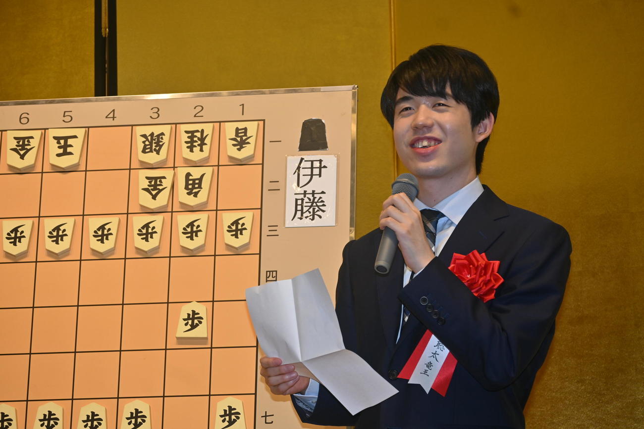 「祝う会」で竜王戦第3局を「自戦解説」する井聡太竜王（撮影・松浦隆司）