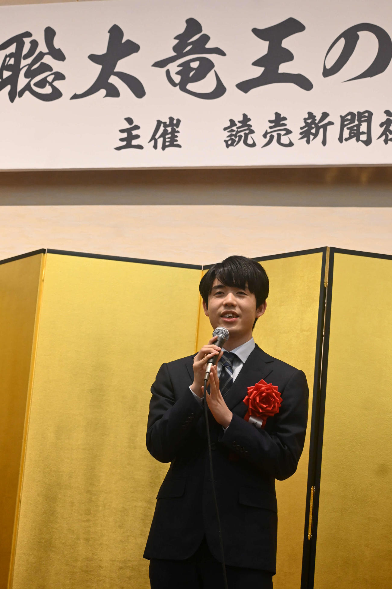 「祝う会」であいさつする井聡太竜王（撮影・松浦隆司）