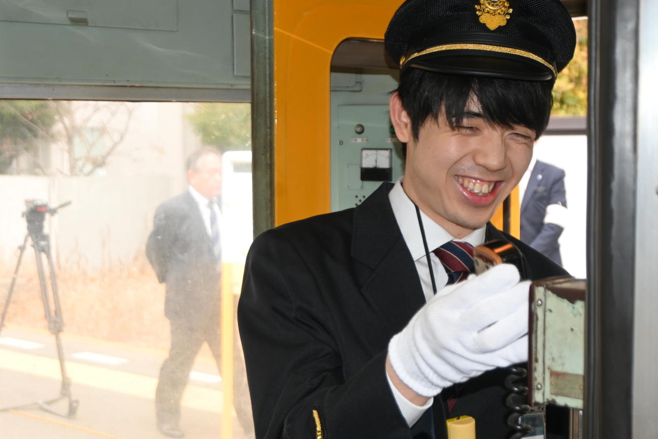 ことでんの車掌体験をした藤井聡太竜王（撮影・松浦隆司）