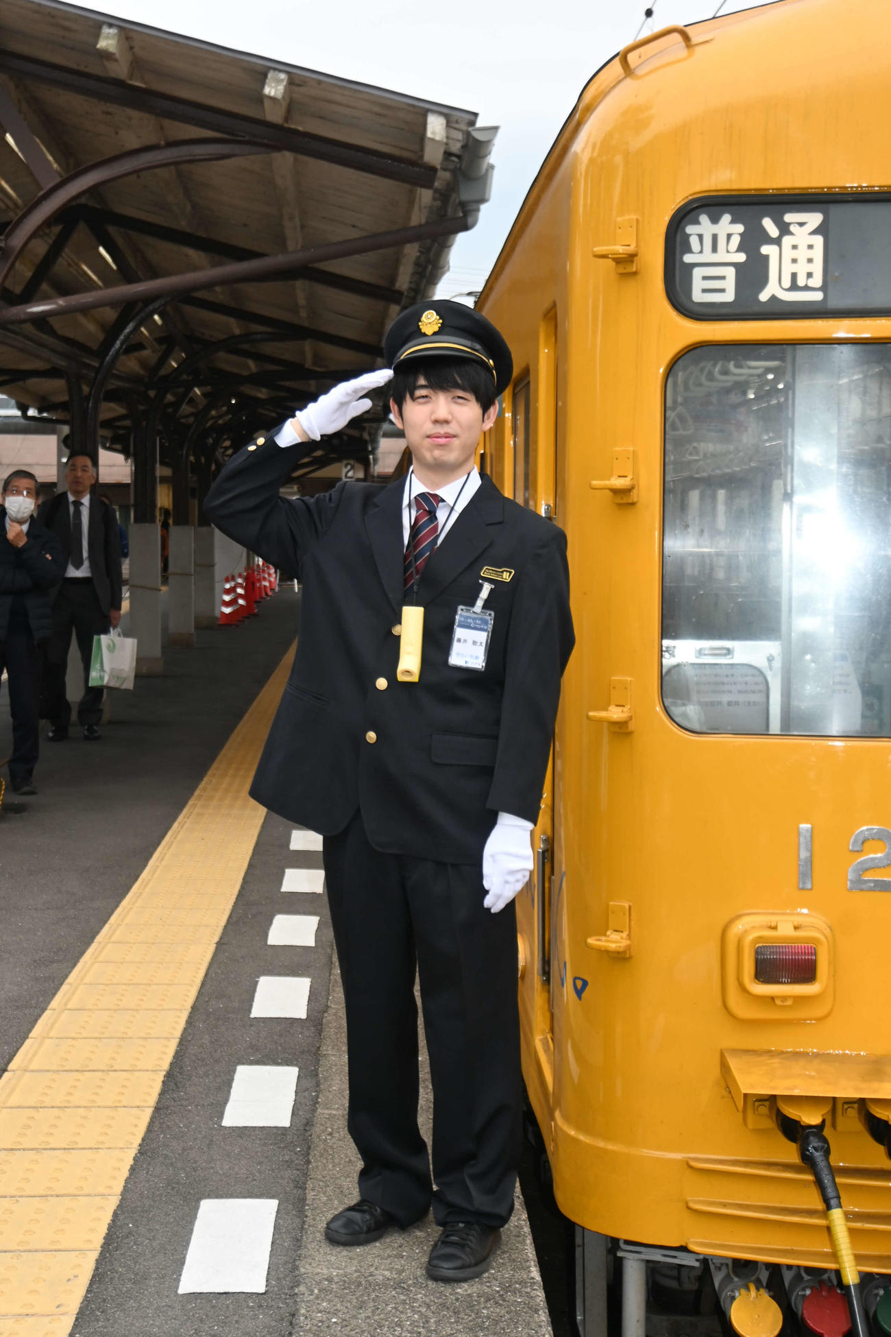 ことでんの車掌体験をした藤井聡太竜王（撮影・松浦隆司）