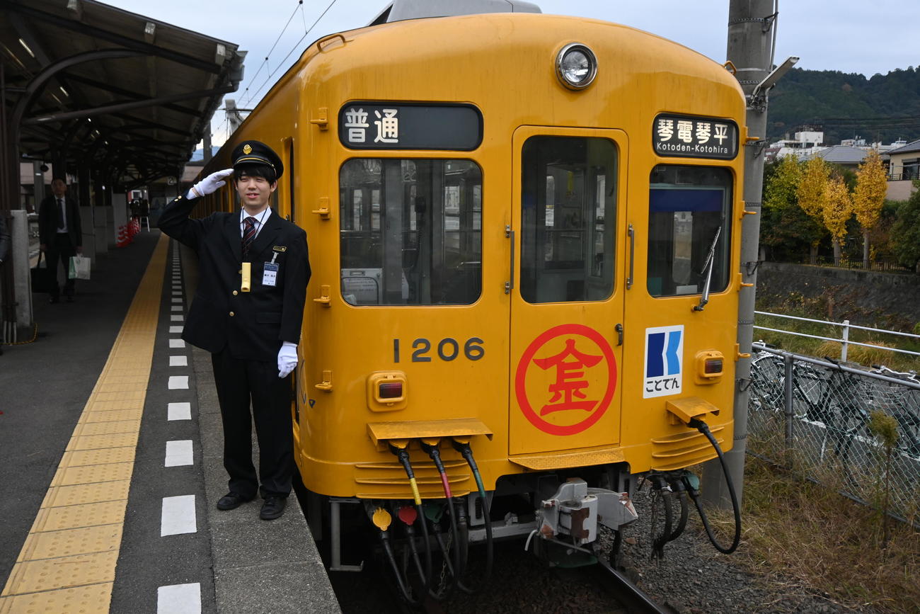 ことでんの車掌体験をした藤井聡太竜王（撮影・松浦隆司）