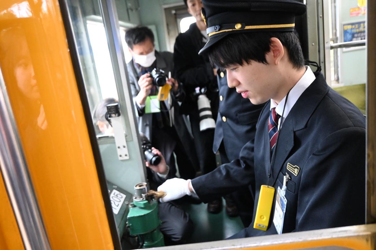 ことでんの運転手体験をした藤井聡太竜王（撮影・松浦隆司）