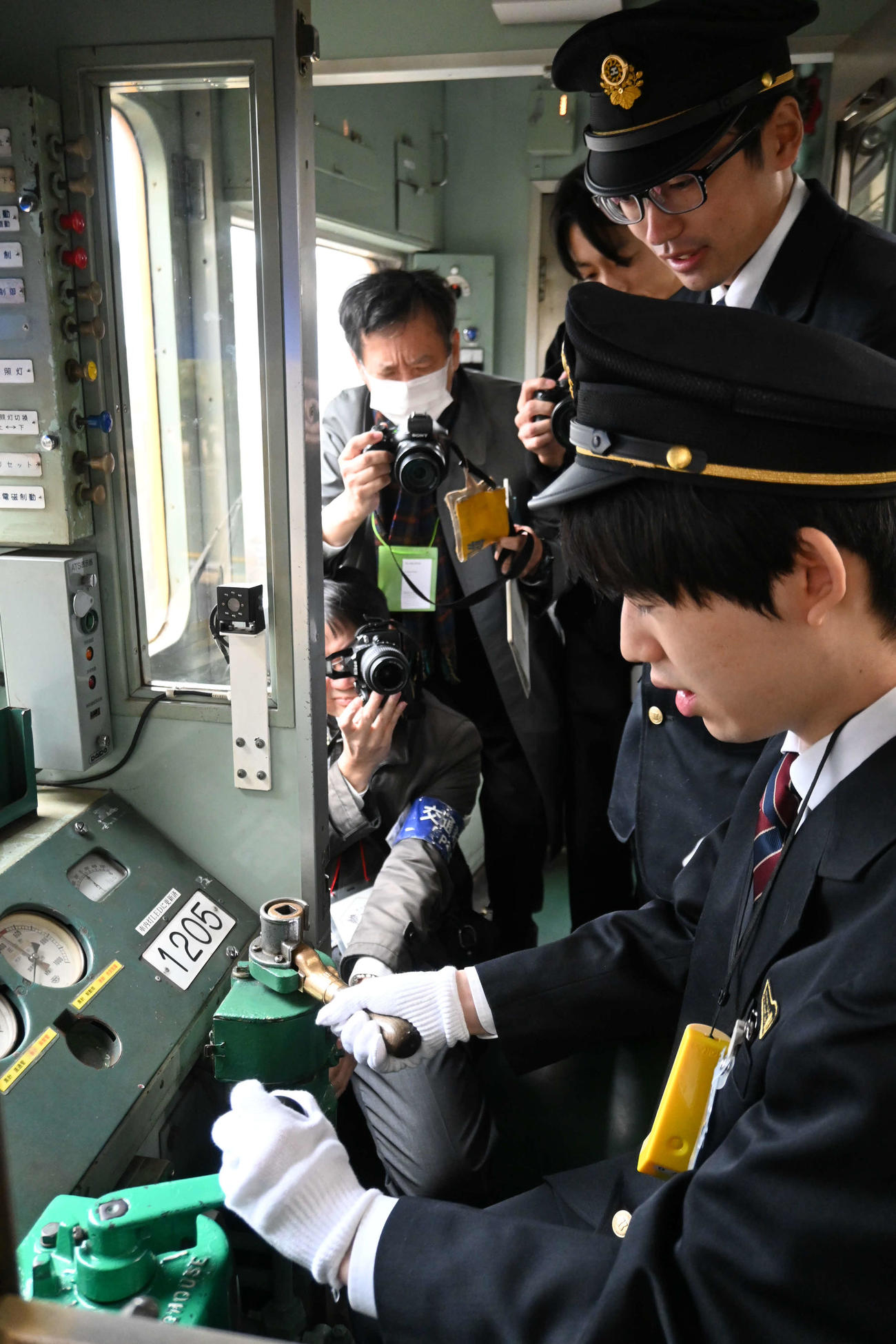 運転手体験でことでんの小堀哲貴さん（奥）に指導を受ける藤井聡太竜王（撮影・松浦隆司）
