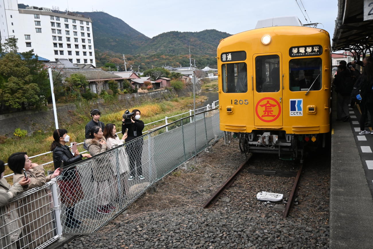 藤井聡太竜王の運転手体験を見守るファンら（撮影・松浦隆司）