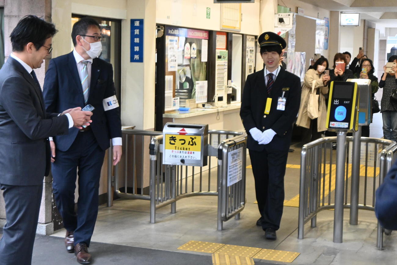 ことでんの制服を着て登場した藤井聡太竜王にファンから「かわいい～」の声も（撮影・松浦隆司）