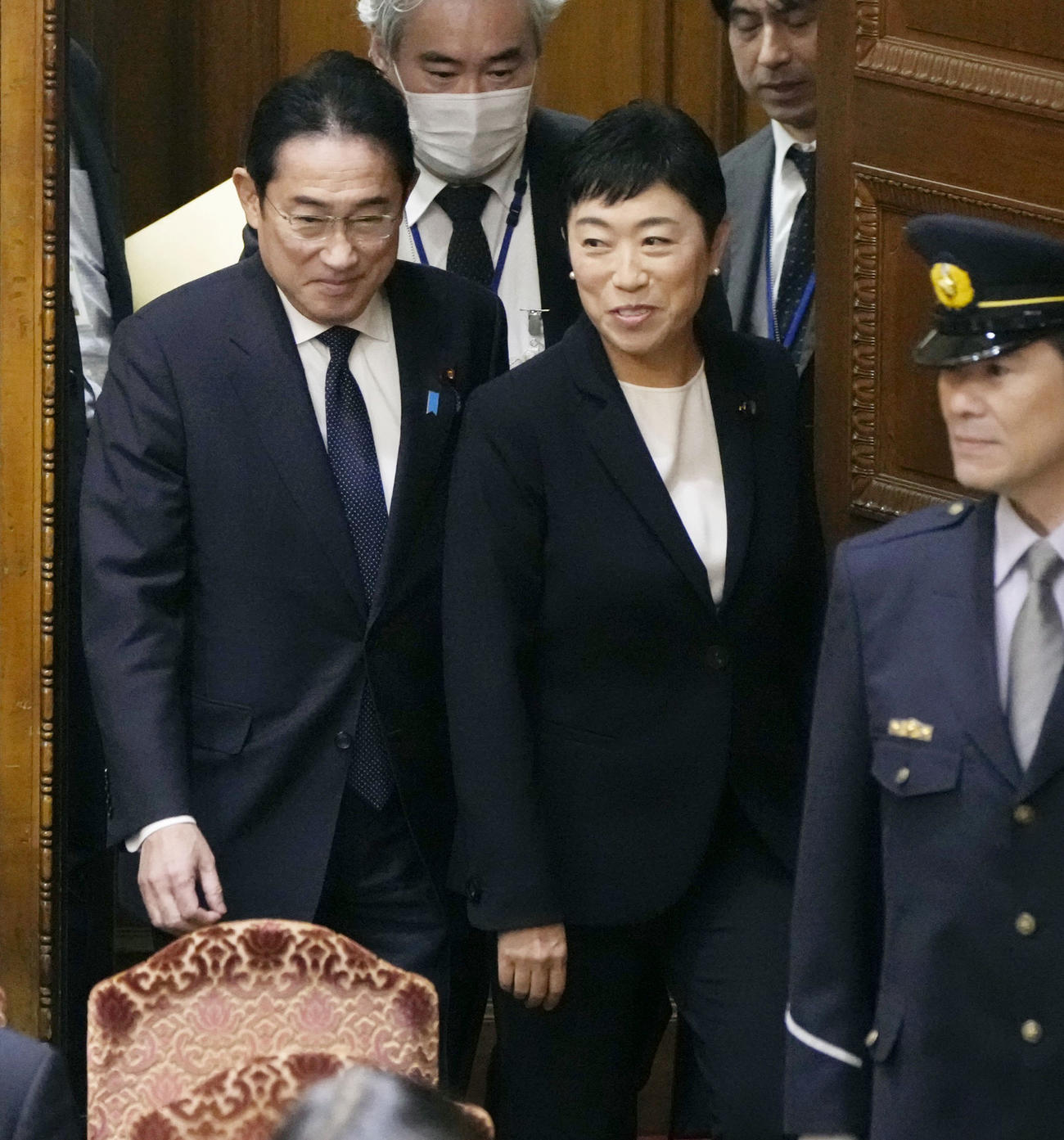 参院予算委に臨む立憲民主党の辻元清美氏（中央）と岸田首相（共同）