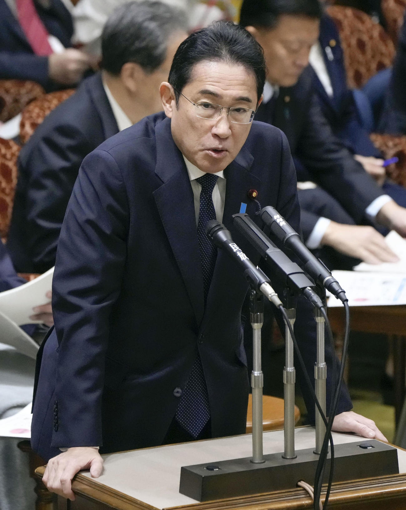 参院予算委で答弁する岸田首相（共同）