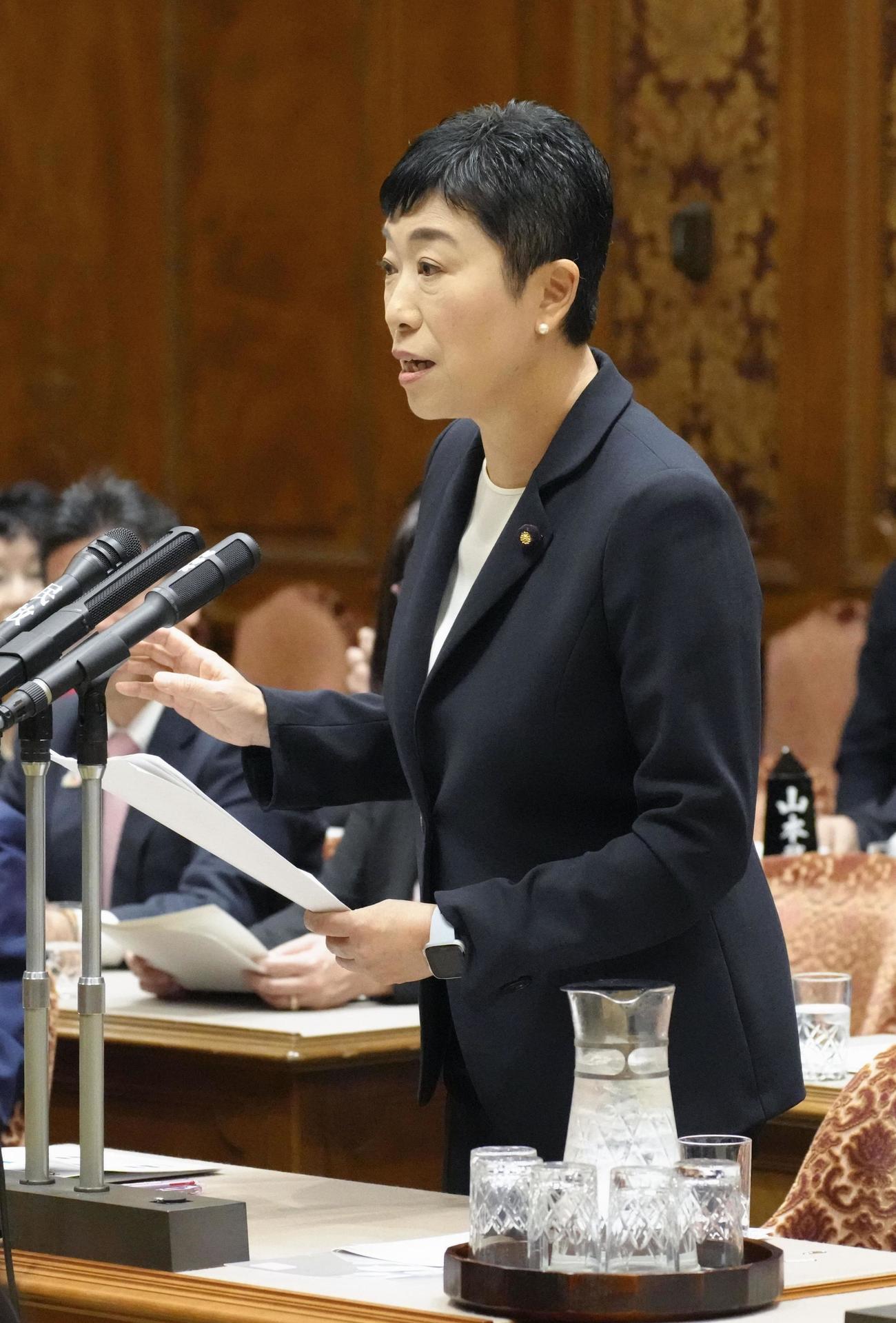参院予算委で質問する立憲民主党の辻元清美氏（共同）