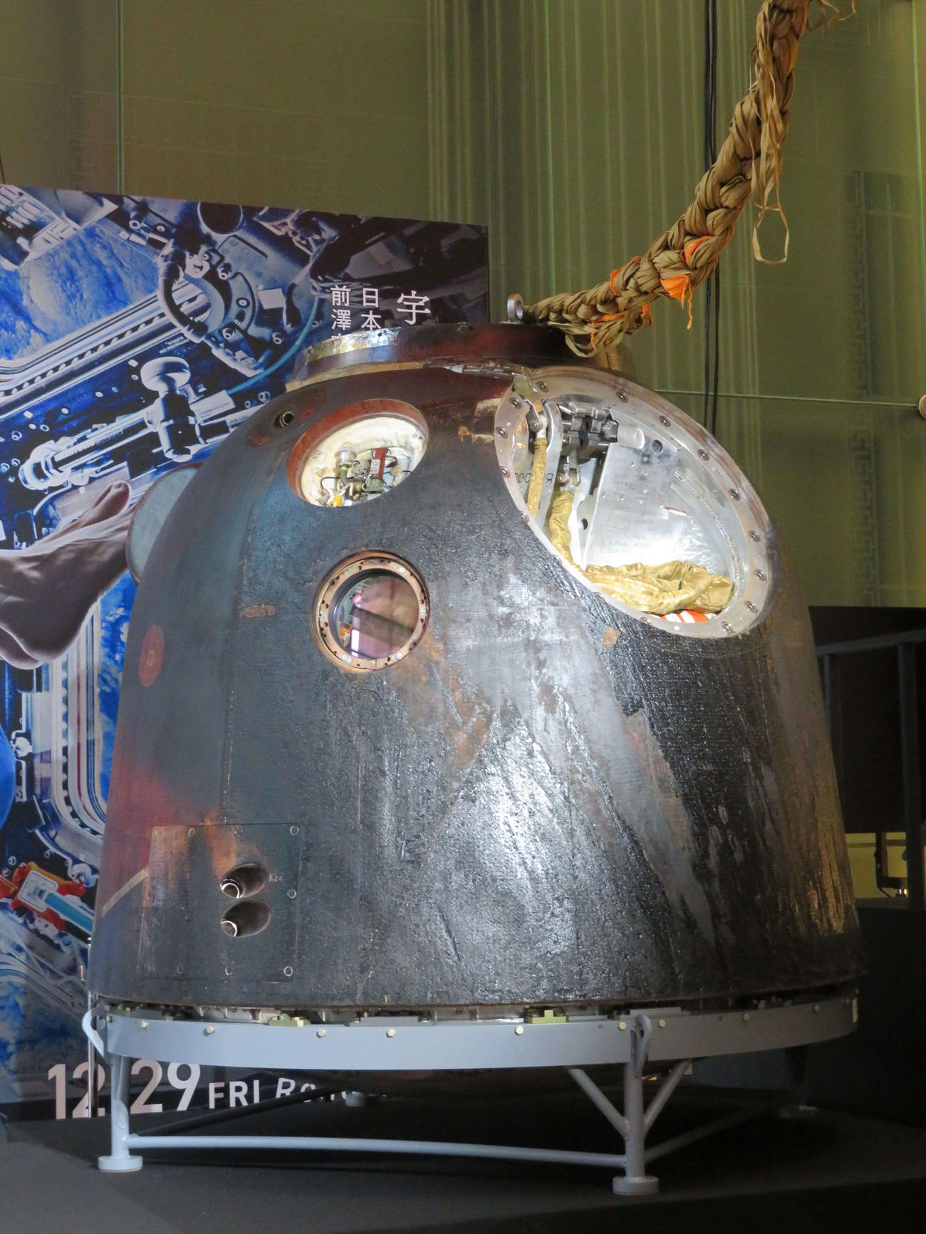 ドキュメンタリー映画「僕が宇宙に行った理由」公開を記念した特別展で日本初展示された、ソユーズの帰還モジュール（撮影・村上幸将）