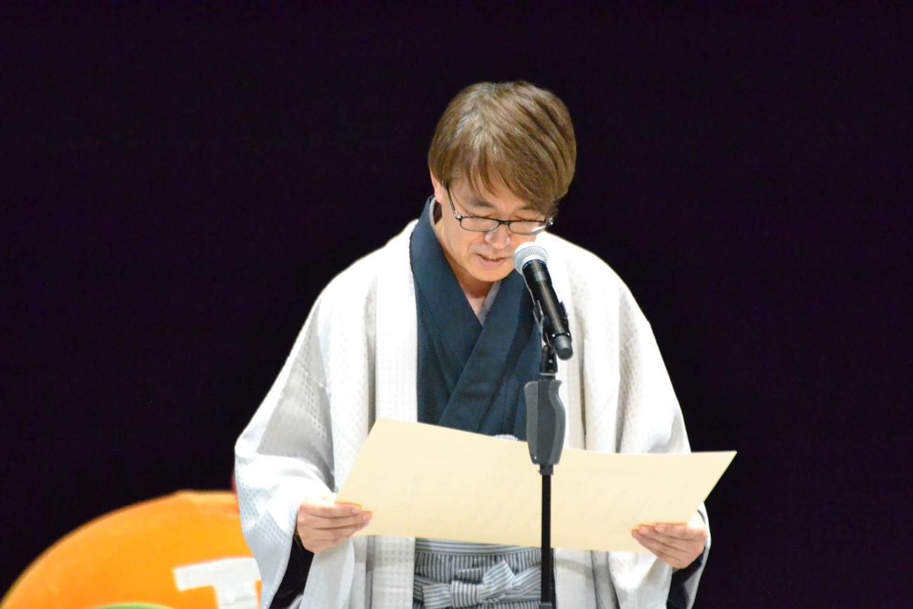 第1回達人戦立川立飛杯で優勝して会長として表彰状を読み自らそれを受け取った「自作自演表彰」を行った羽生善治九段