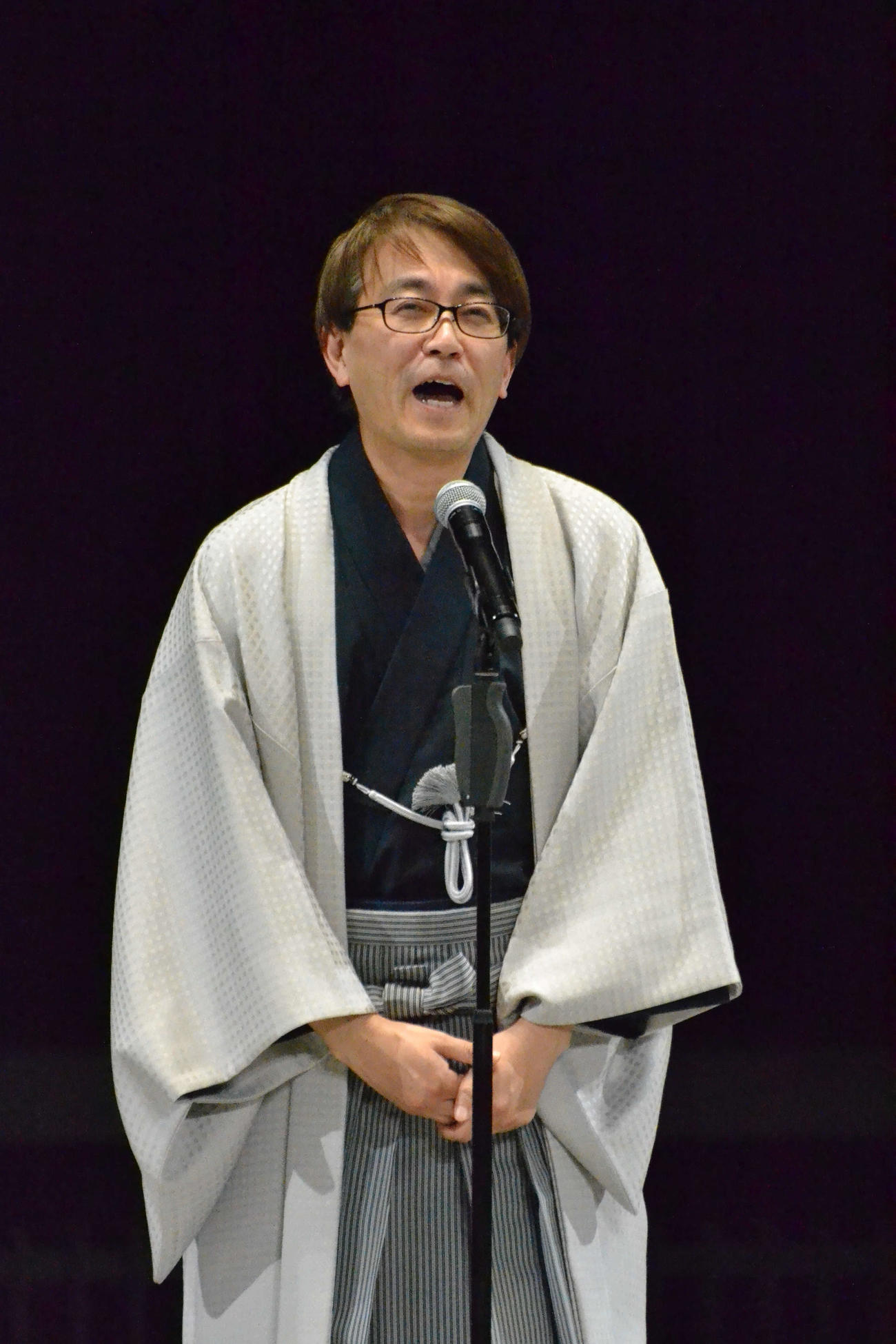 会長自ら優勝してあいさつでも笑顔を見せる羽生善治九段