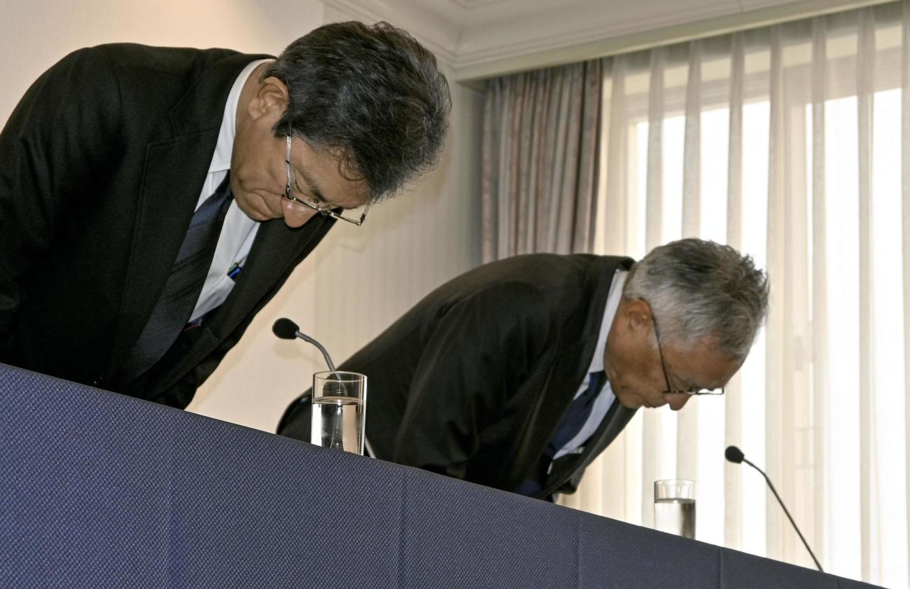 記者会見で謝罪する日本海テレビジョン放送の田口晃也代表取締役会長ら（共同）