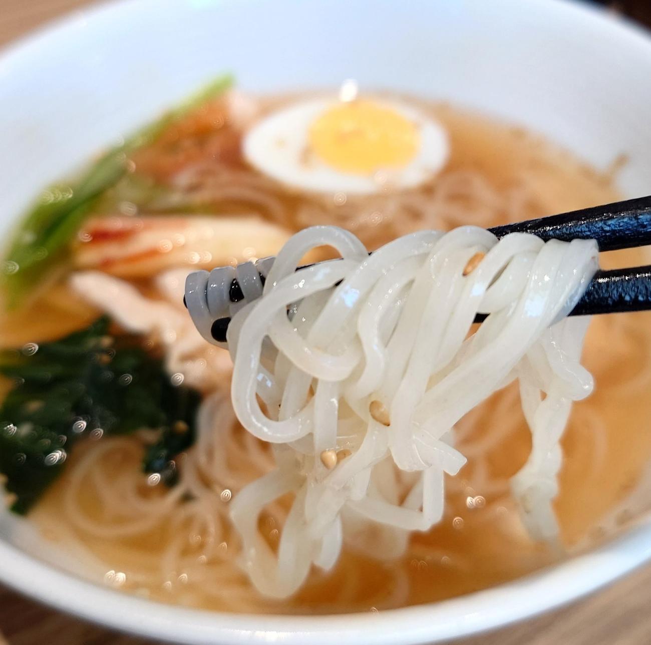 冷麺の麺は透き通ったツルツルタイプ（撮影・寺沢卓）