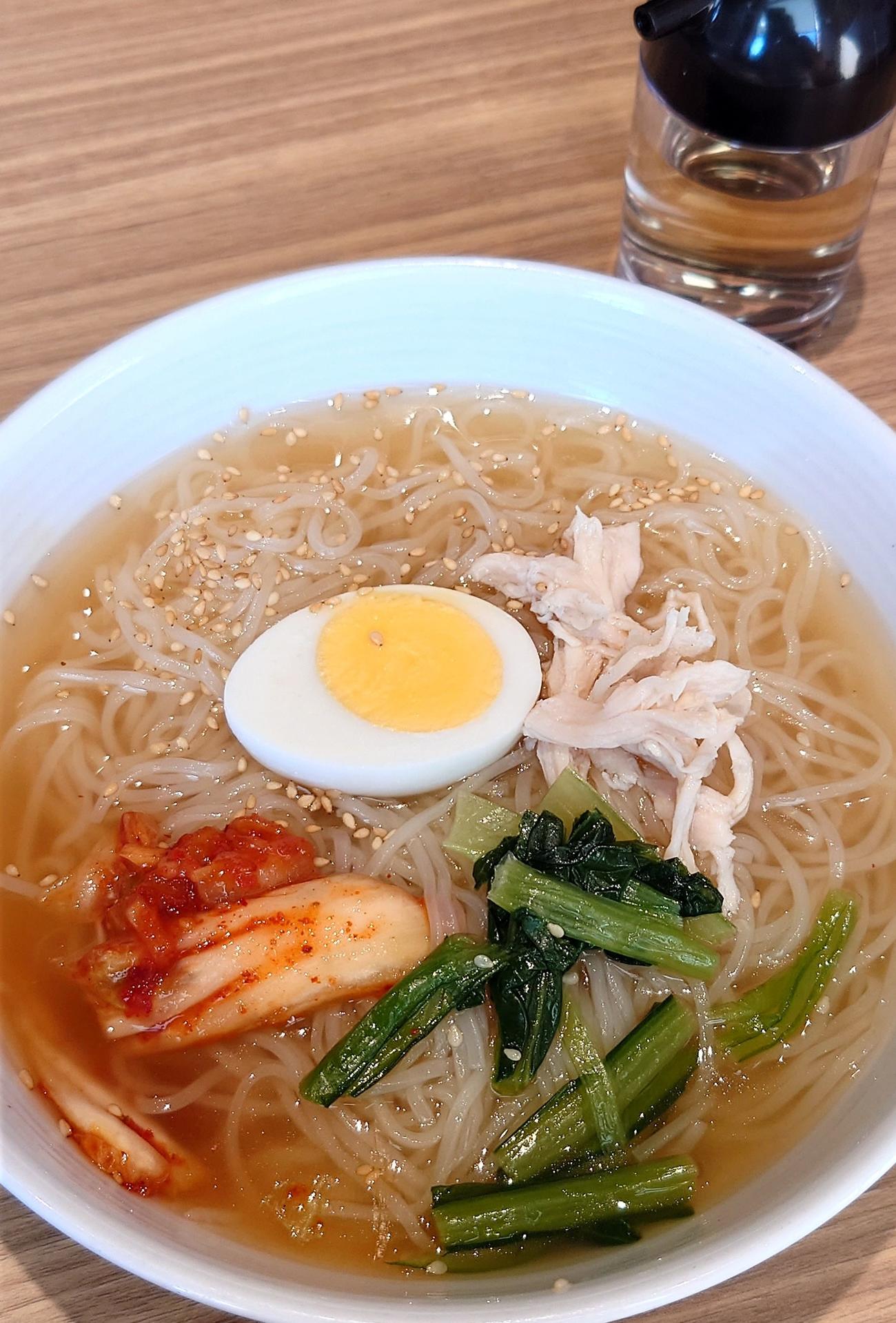 冷麺。酢を入れるとさわやか（撮影・寺沢卓）