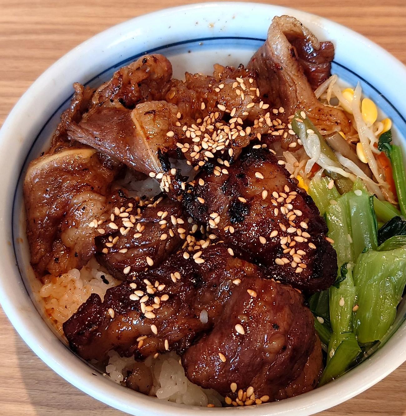 二種盛牛かるび丼（撮影・寺沢卓）