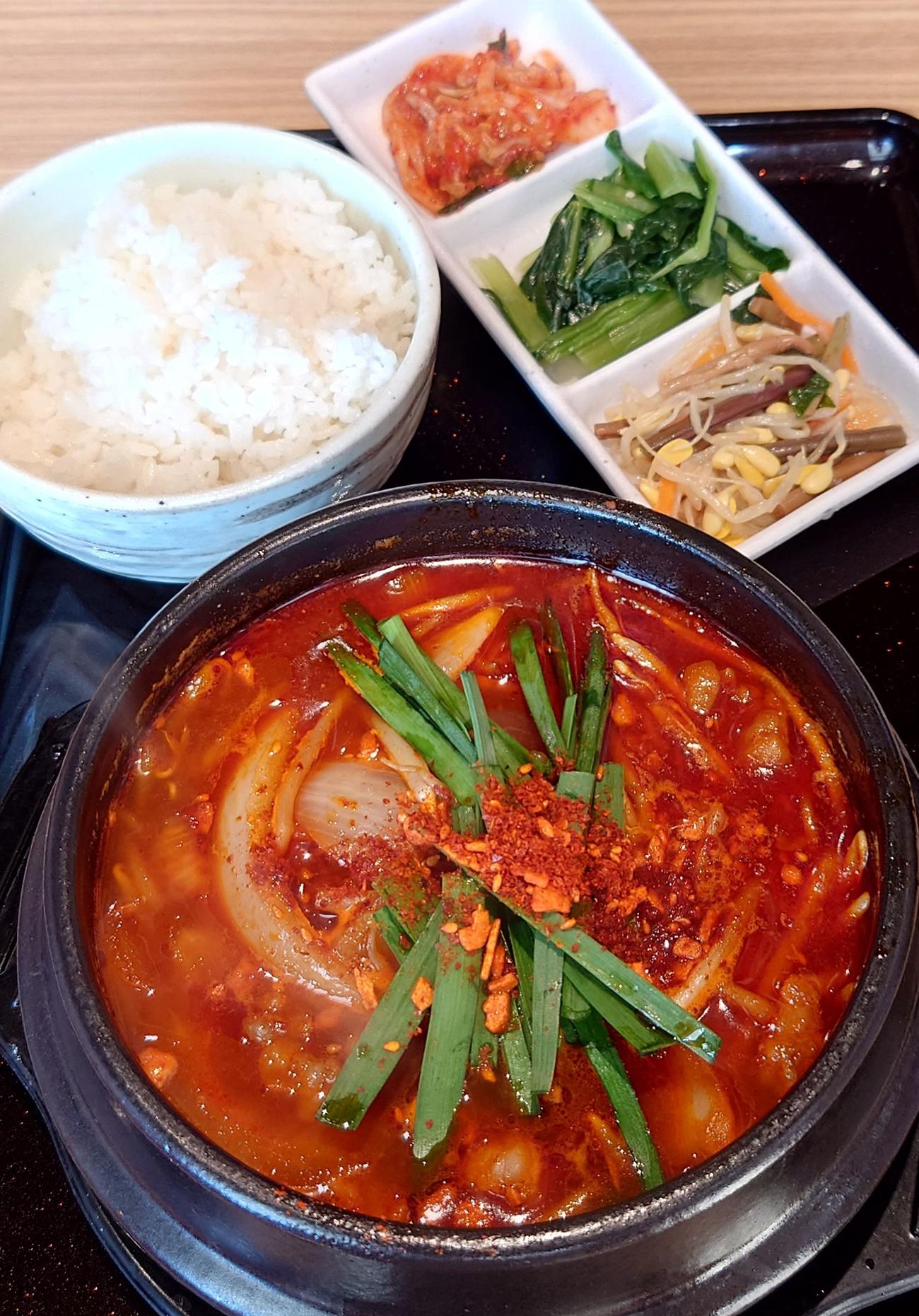 スンドゥブ定食の野菜増し（撮影・寺沢卓）