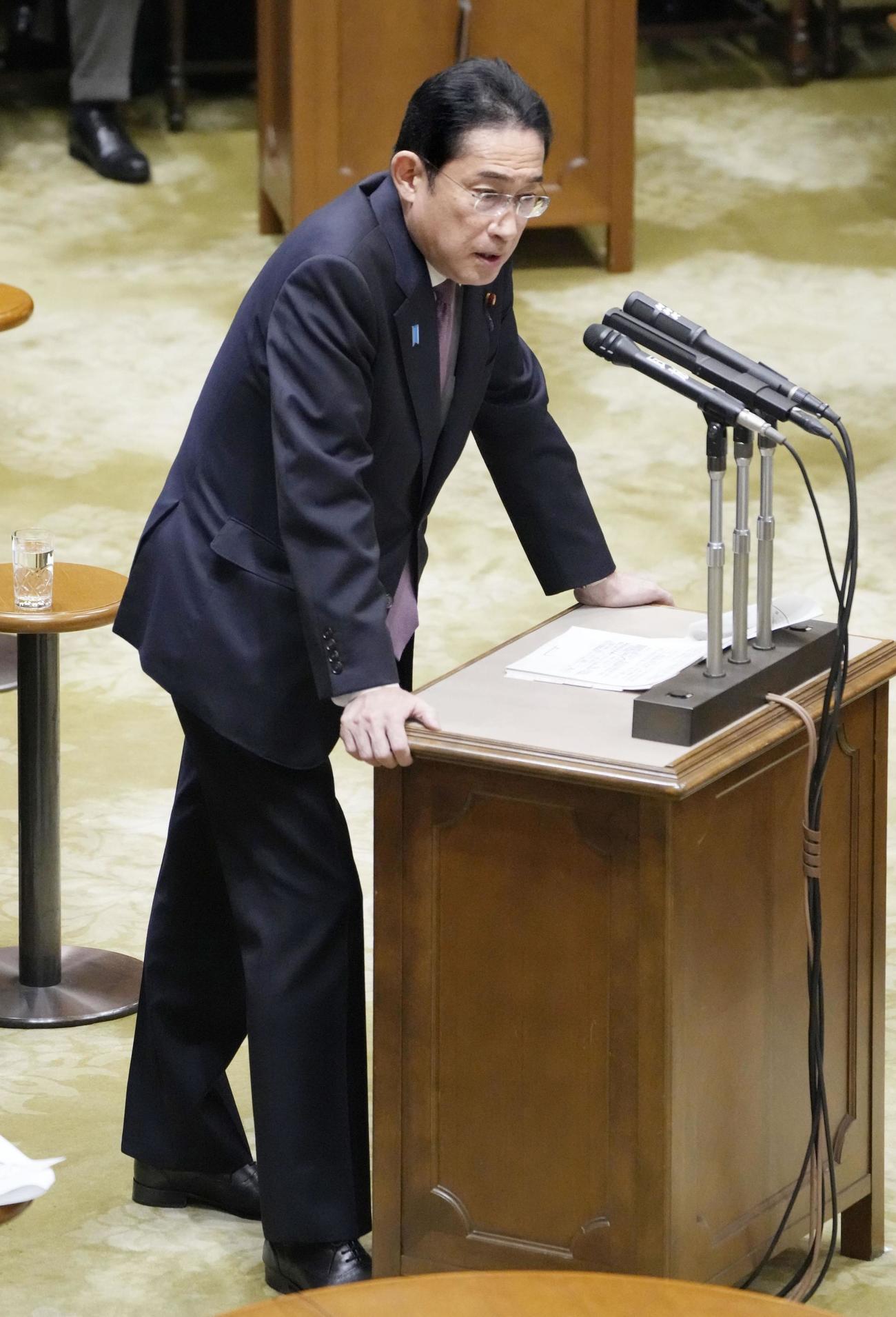 参院予算委で答弁する岸田首相（共同）