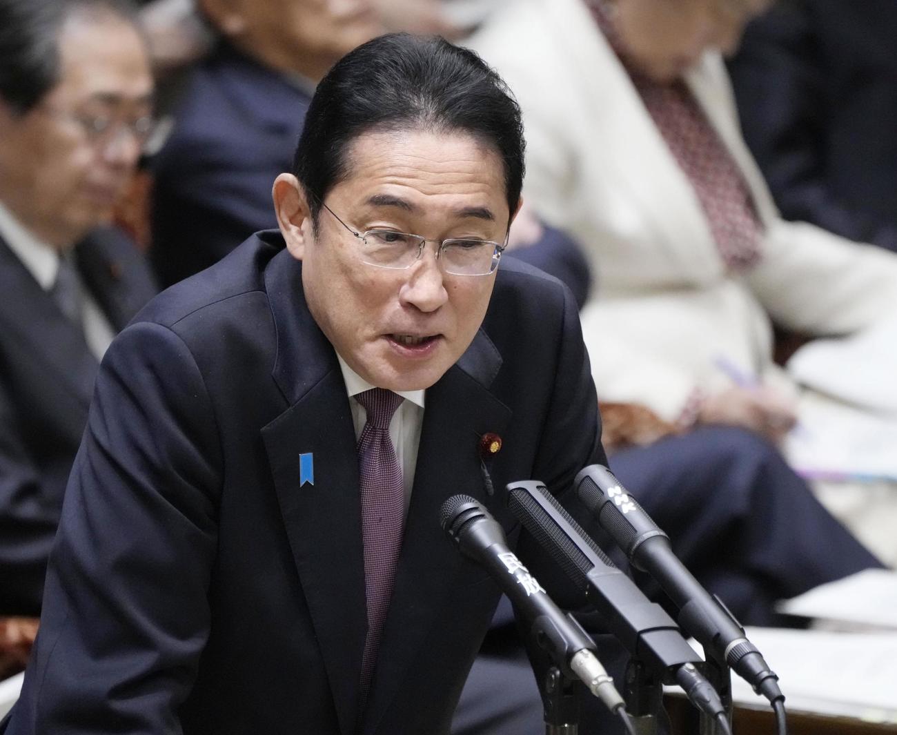 参院予算委で答弁する岸田首相（共同）