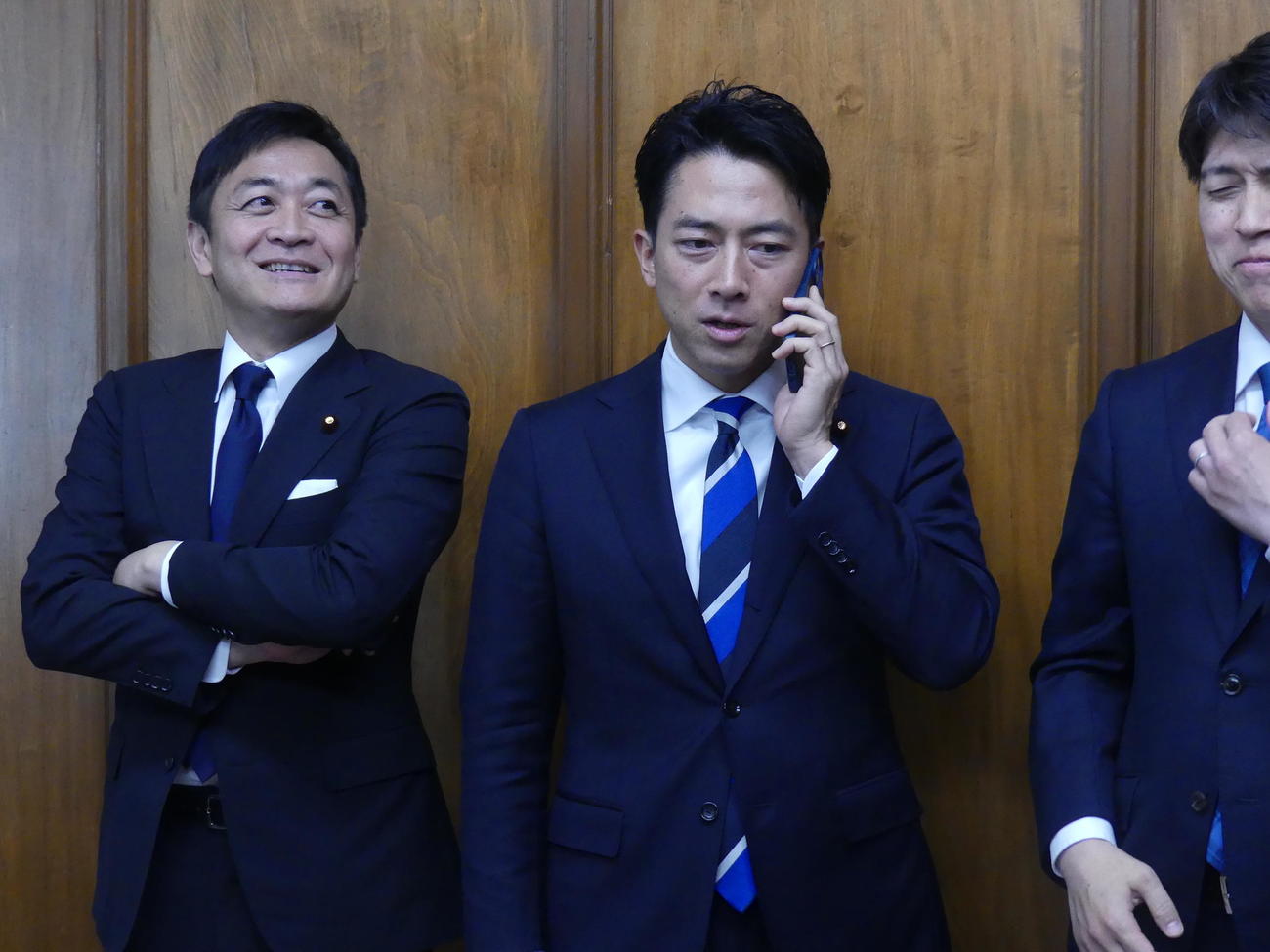 国会でのスマホ使用などルール見直し提言に向けた会見でスマホで連絡を取る自民党の小泉進次郎元環境相（中央）（撮影・中山知子）