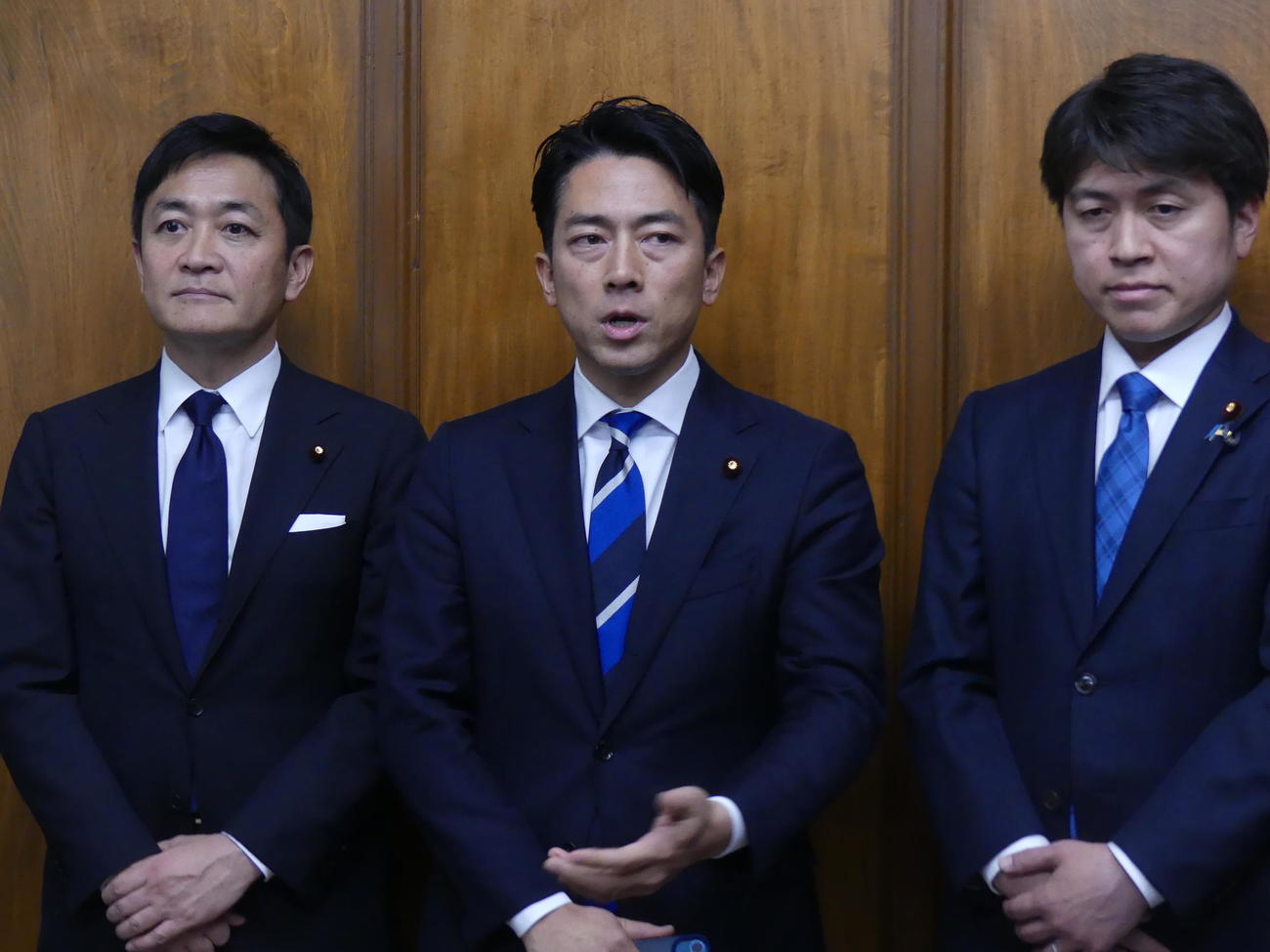 国会のスマホ使用などのルール見直し提言について会見する左から国民民主党の玉木優一郎代表、自民党の小泉進次郎元環境相、公明党の中野洋昌衆院議員（撮影・中山知子）