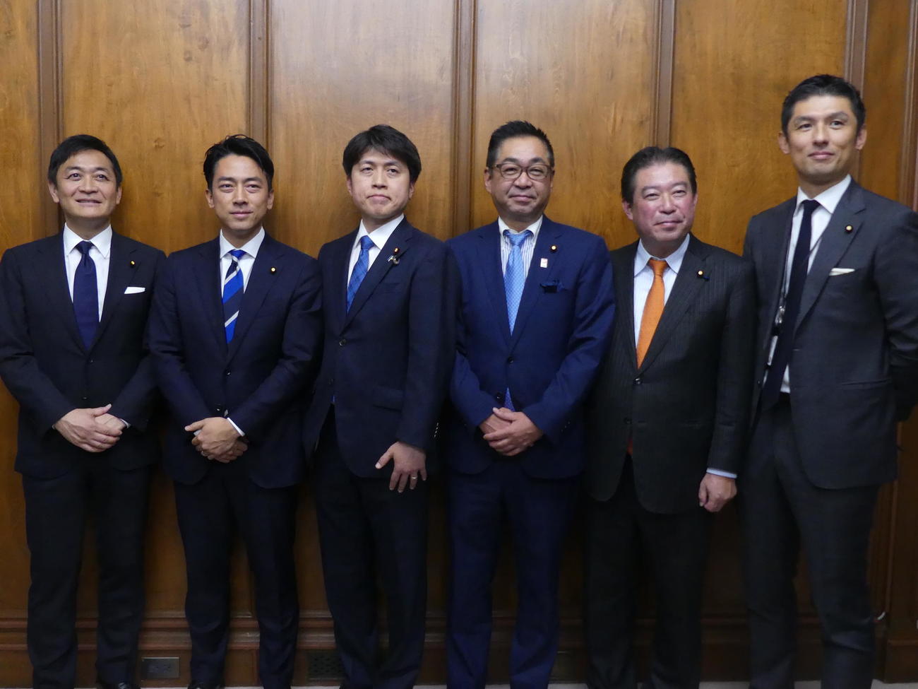 国会内のスマホ使用ルール見直しなど提言に動くことを明かした左から玉木雄一郎氏、小泉進次郎氏、中野洋昌氏、遠藤敬氏、福島伸享氏、寺田学氏（撮影・中山知子）