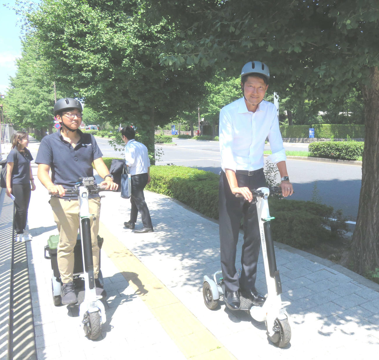 国会議事堂周辺の歩道でストリーモの電動キックボードを試乗する朝日健太郎参院議員（右）とストリーモ森庸太朗CEO（2023年7月15日撮影）