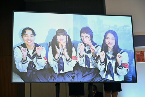 「新しい学校のリーダーズ／首振りダンス」で受賞しビデオでメッセージを届けた新しい学校のリーダーズ（撮影・滝沢徹郎）