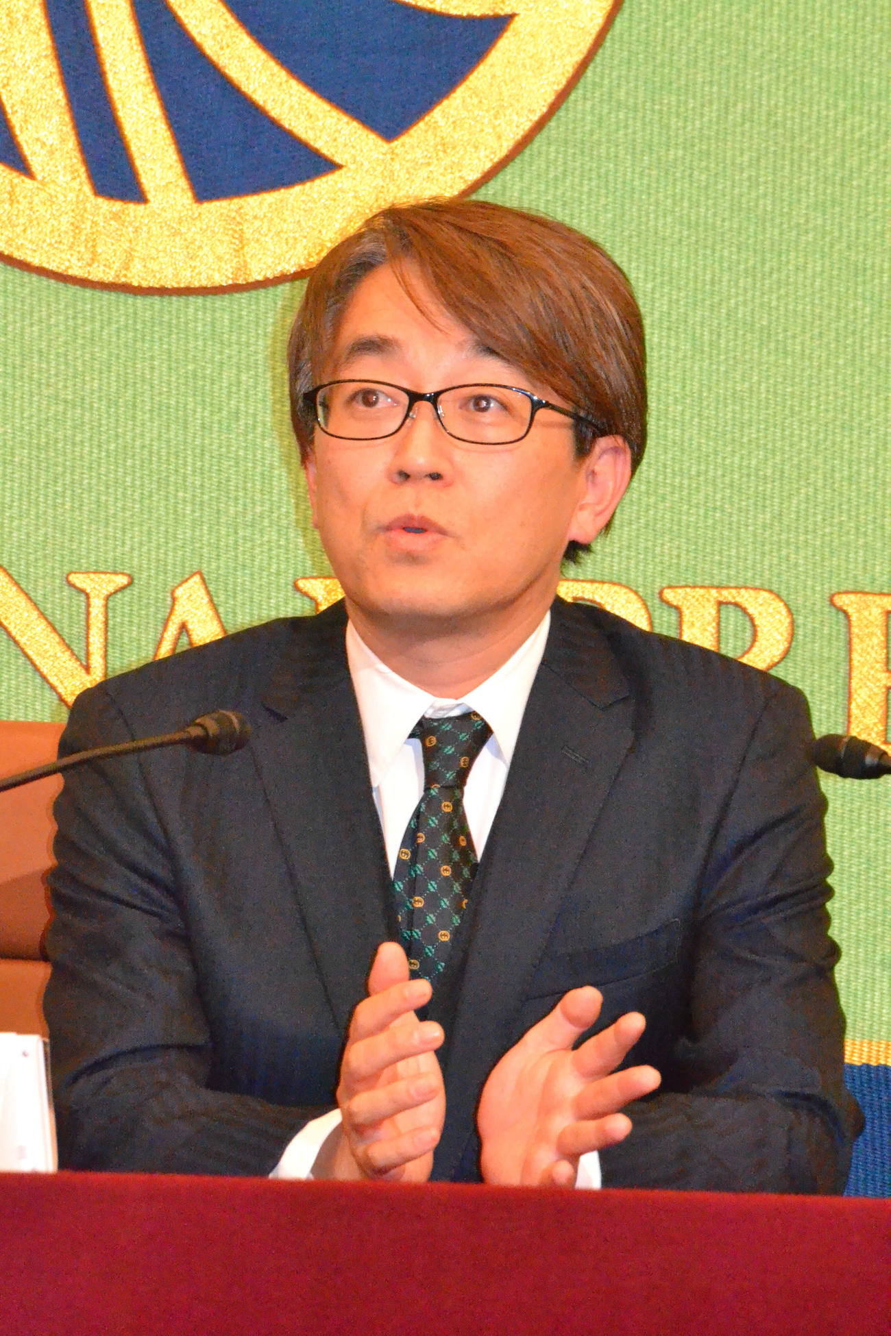 日本記者クラブで会見に応じた日本将棋連盟会長の羽生善治九段