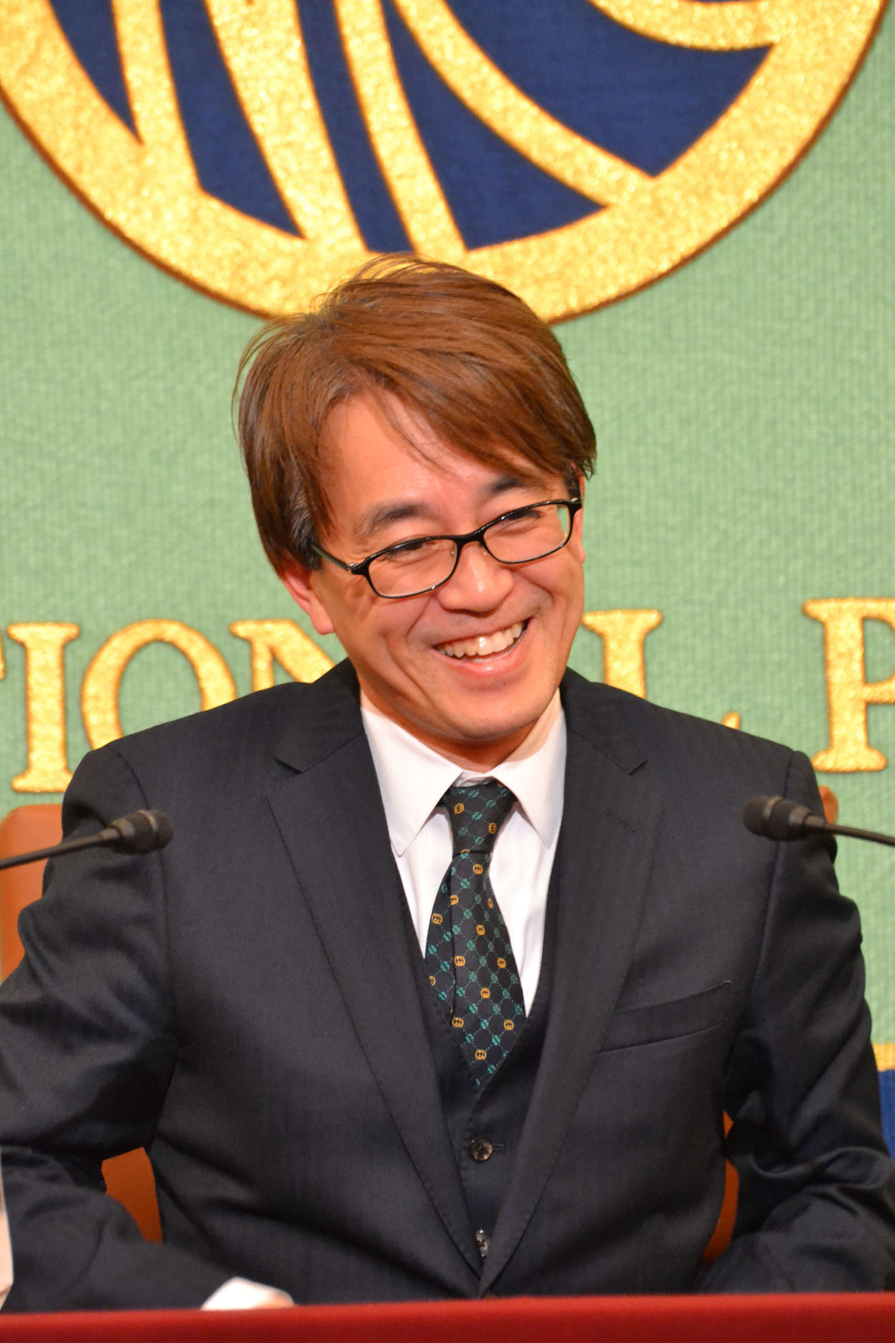 時折笑みを交えて日本記者クラブで会見を行った日本将棋連盟会長の羽生善治九段