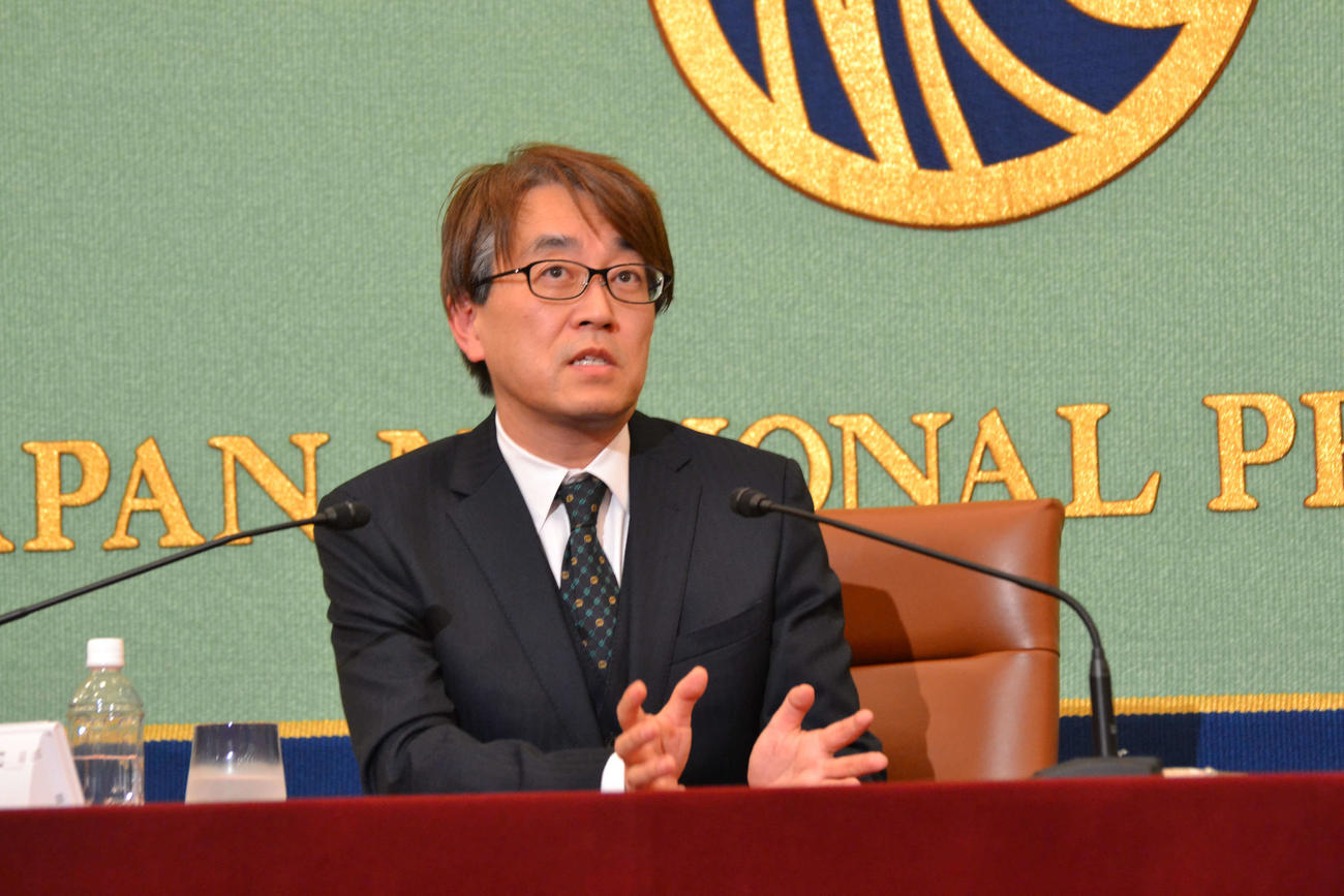 日本記者クラブで会見に応じた日本将棋連盟会長の羽生善治九段