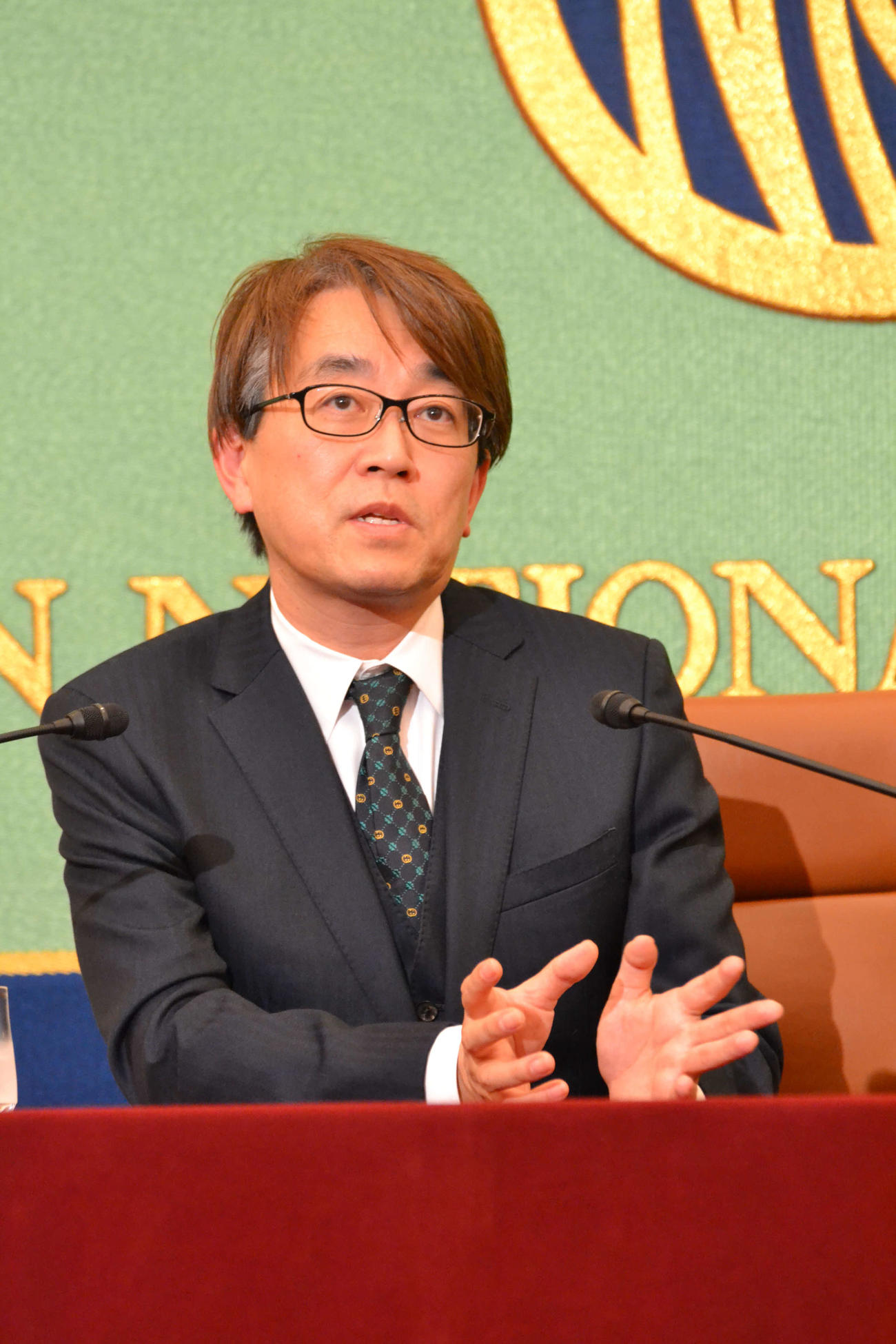 日本記者クラブで会見に応じた日本将棋連盟会長の羽生善治九段