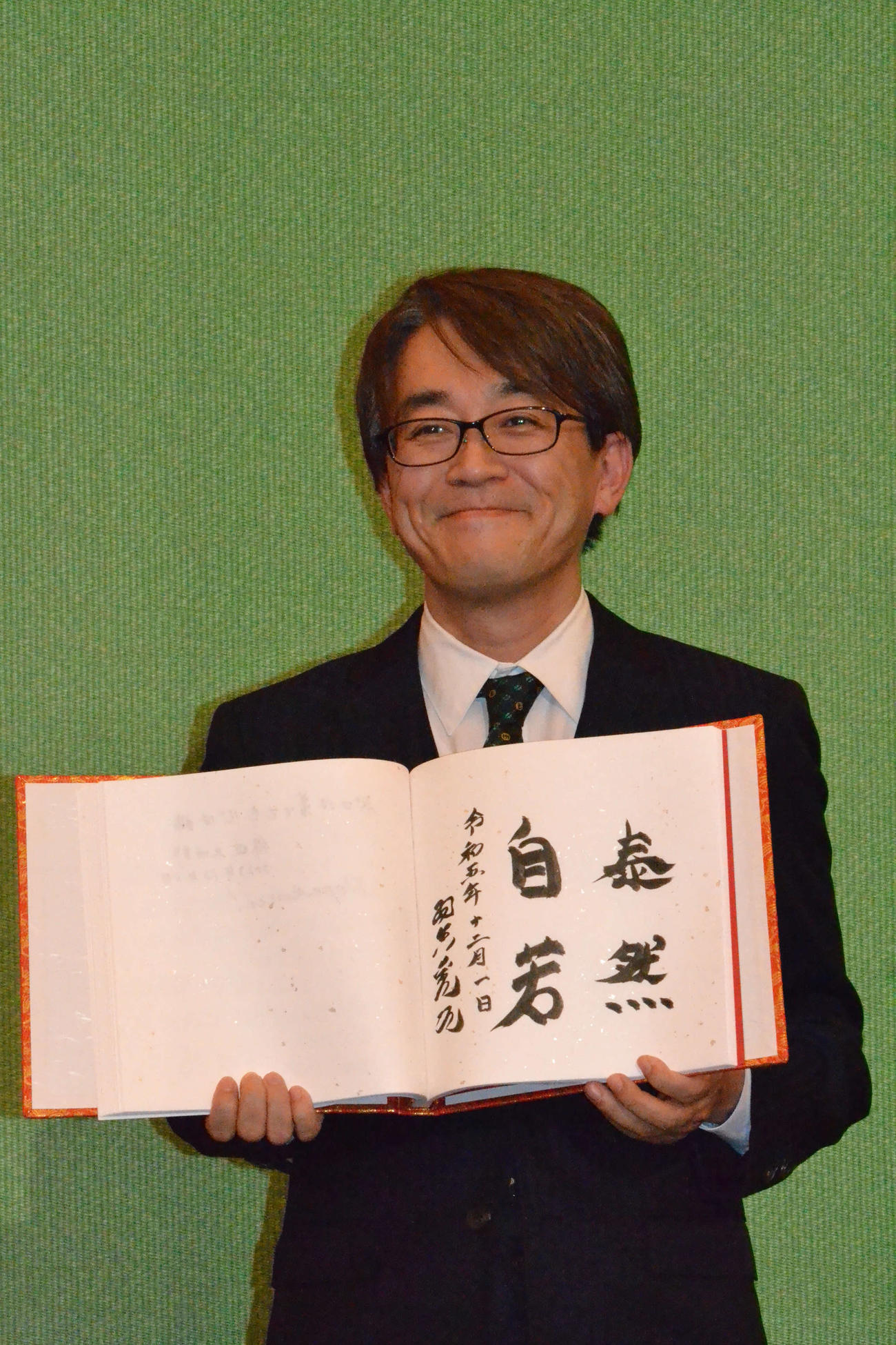 会見の記念に「泰然自若」と揮毫（きごう）した日本将棋連盟会長の羽生善治九段