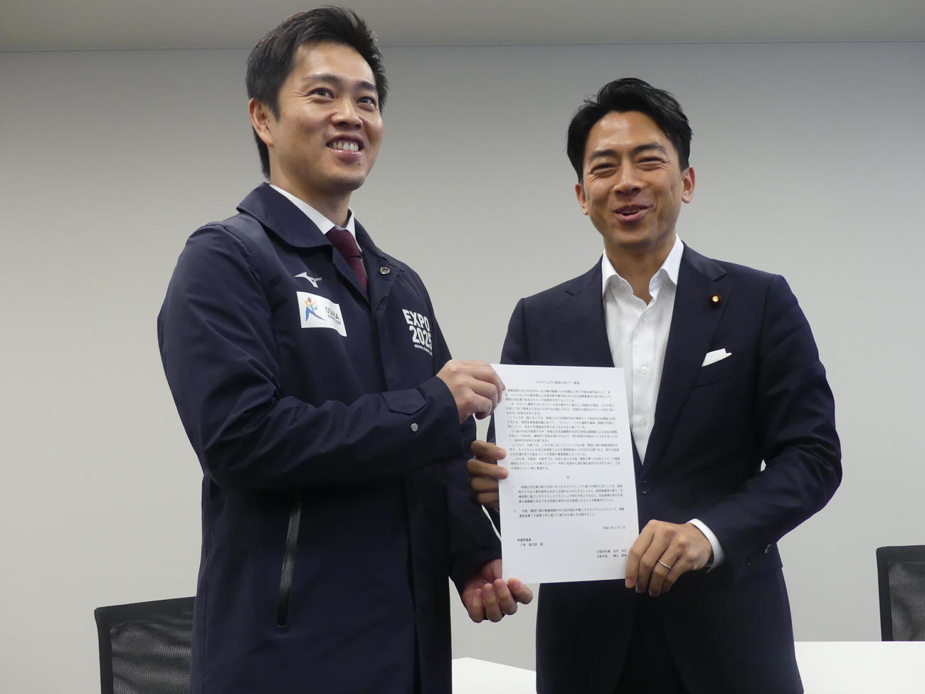 大阪・関西万博でのライドシェア実現を目指し、小泉進次郎元環境相（右）に要請書を手渡す大阪府の吉村洋文知事（撮影・中山知子）