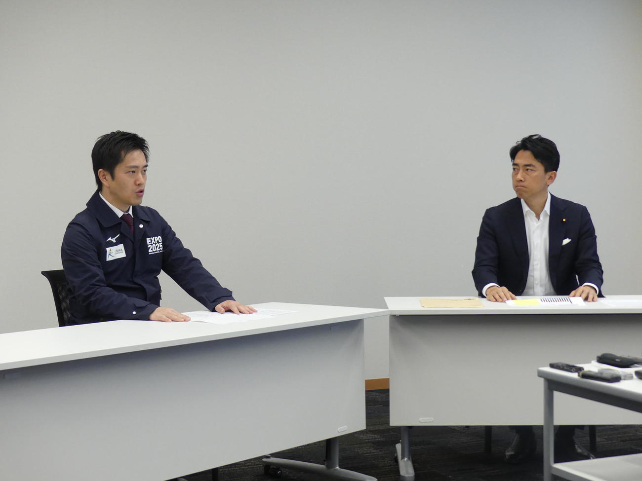 大阪・関西万博でのライドシェア実現を小泉進次郎元環境相（右）に要請する大阪府の吉村洋文知事（撮影・中山知子）