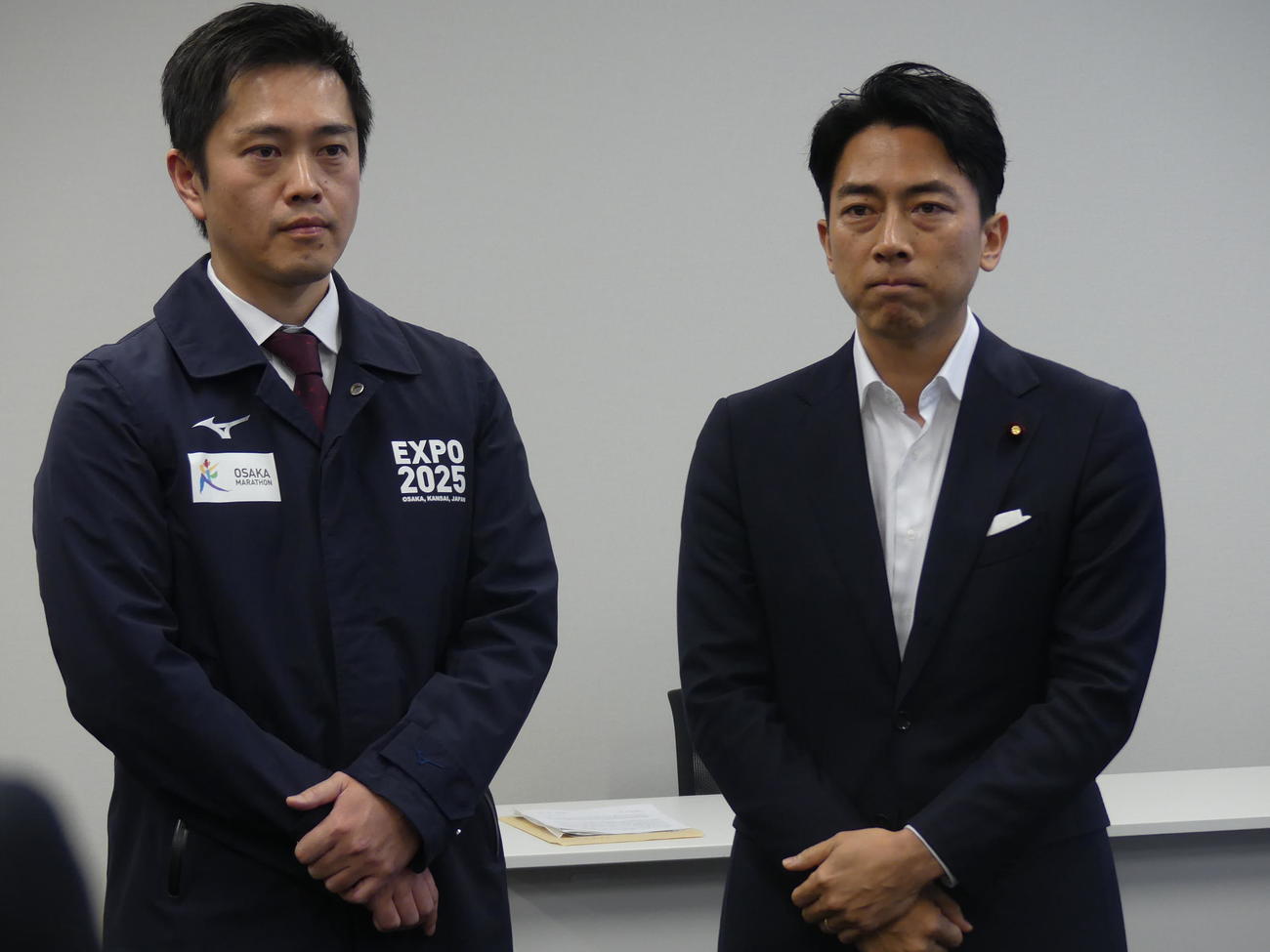 大阪・関西万博でのライドシェア実現へ、小泉進次郎元環境相（右）に要請した大阪府の吉村洋文知事（撮影・中山知子）