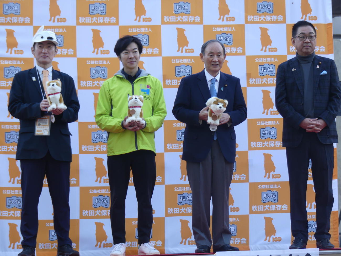秋田犬保存会が東京・渋谷で開いたイベントに出席した左から福原淳嗣大館市長、日本維新の会の音喜多駿政調会長、菅義偉前首相、維新の遠藤敬衆院議員（撮影・中山知子）