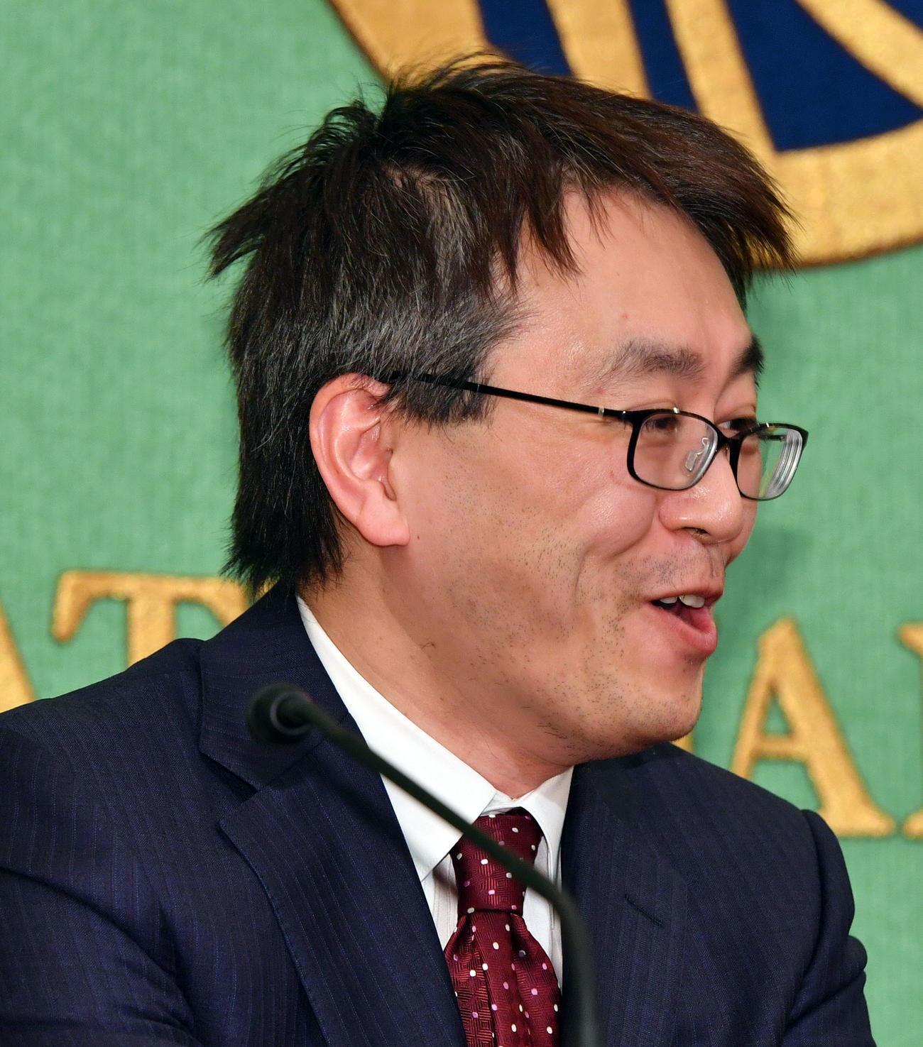 「永世7冠」を達成した羽生善治竜王は寝癖を付けたまま会見する（2017年12月撮影）