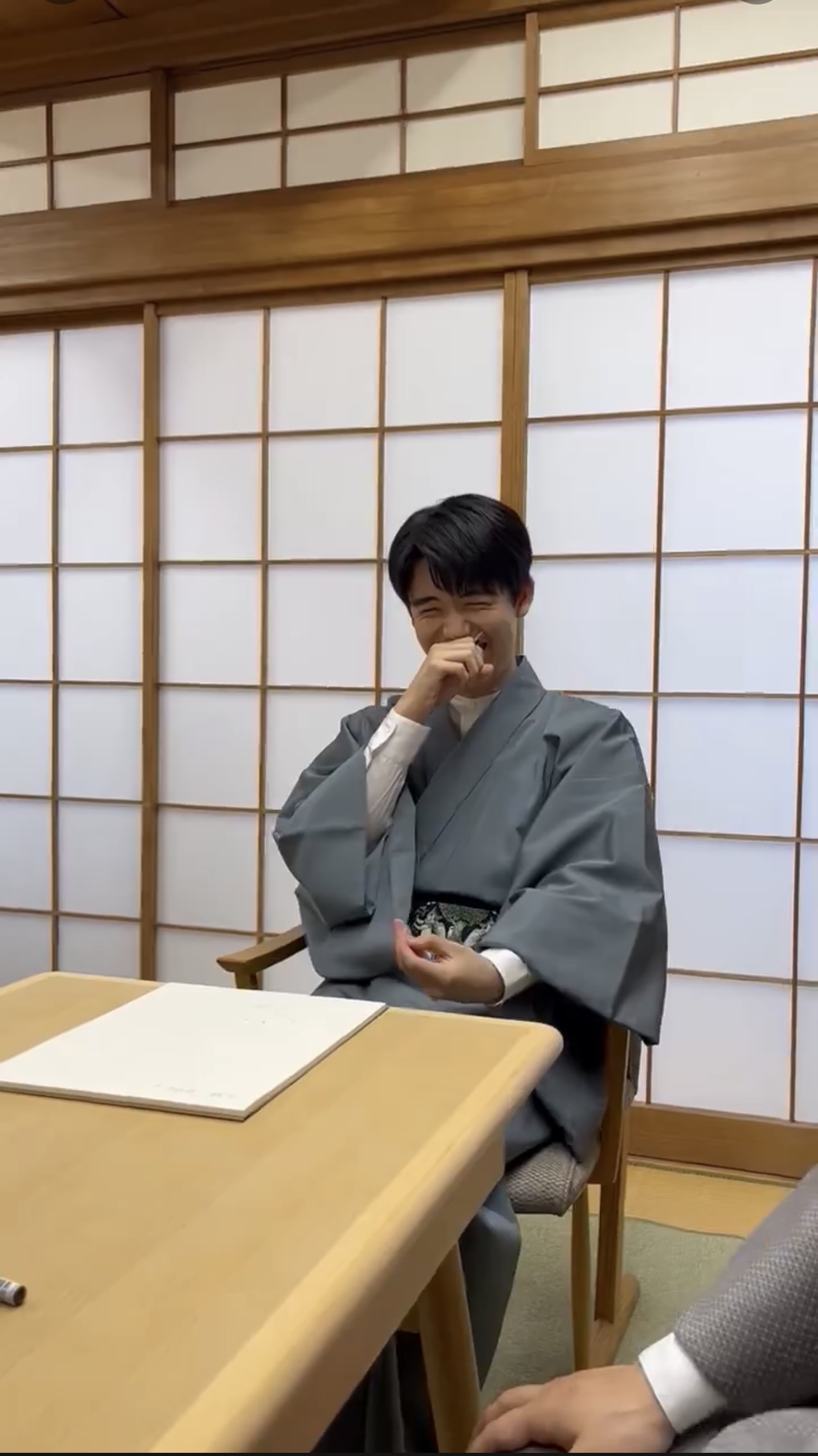 素の表情を浮かべて声を立てて笑う藤井聡太8冠（羽生理恵さんのX（旧Twitter）から）