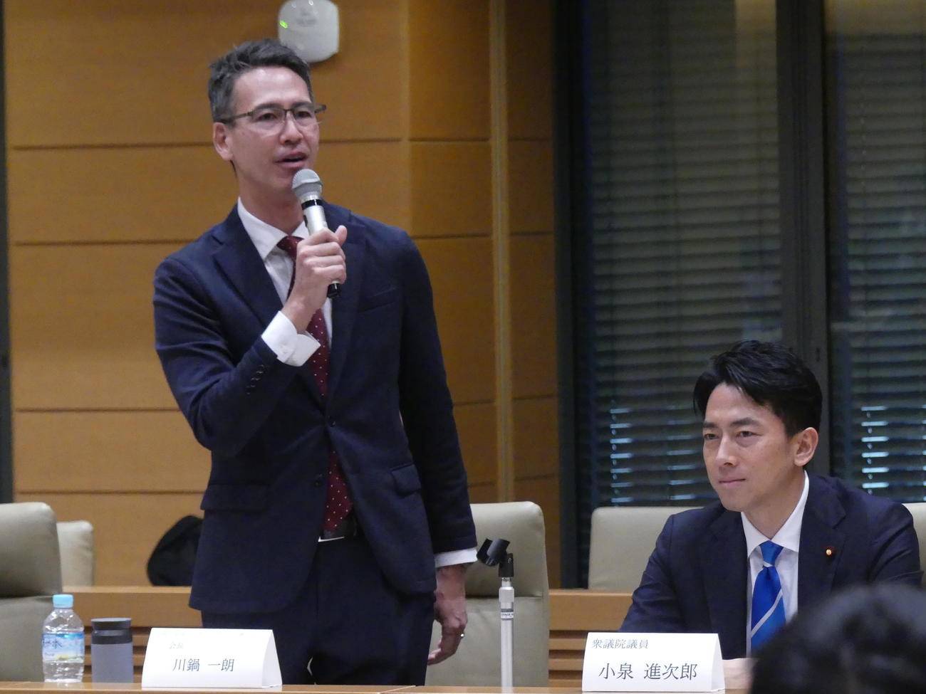 ライドシェア勉強会で発言する全国ハイヤー・タクシー連合会の川鍋一朗会長（左）と小泉進次郎会長（撮影・中山知子）