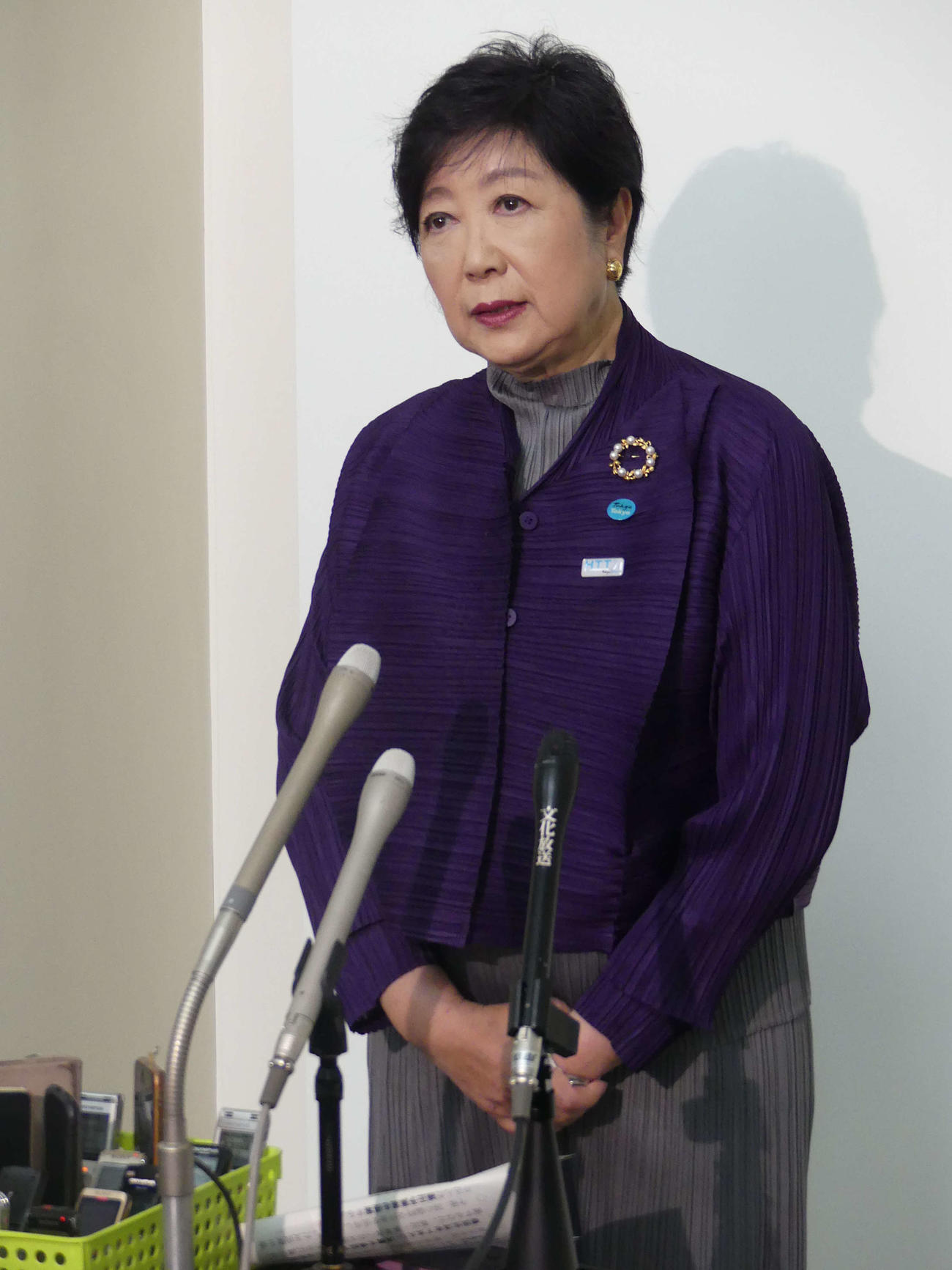 第4回都議会定例会の本会議後、取材に応じる東京都の小池百合子知事（撮影・中山知子）