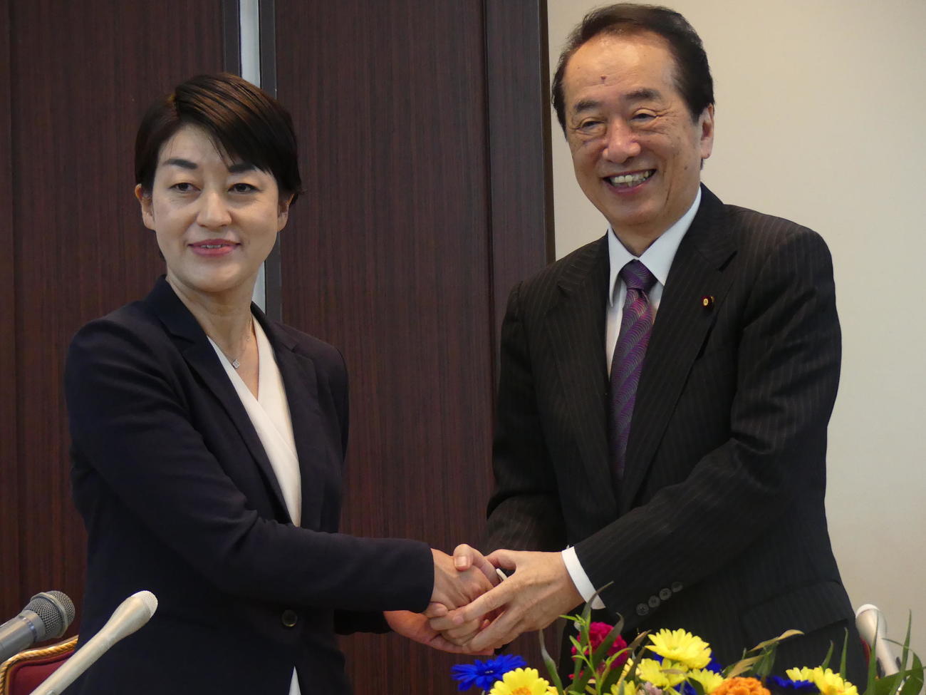 菅直人元首相（右）と握手する松下玲子・元武蔵野市長（2023年11月5日撮影）