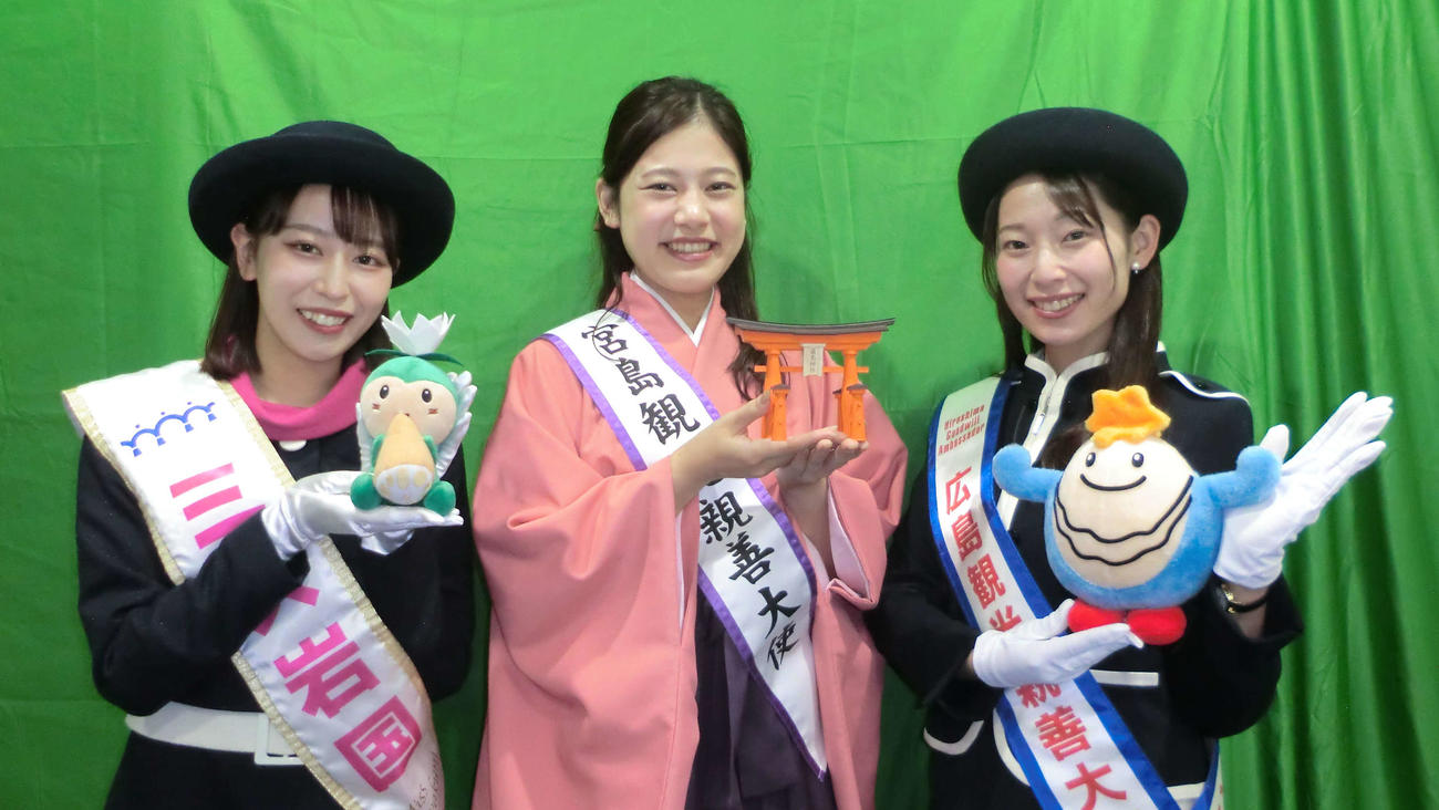 広島、山口両県の観光PRのため来社した「ミス岩国」永吉実夢さん、「宮島観光協会」萬ケ原沙紀さん、「2023広島観光親善大使」荘原樹奈さん（左から）