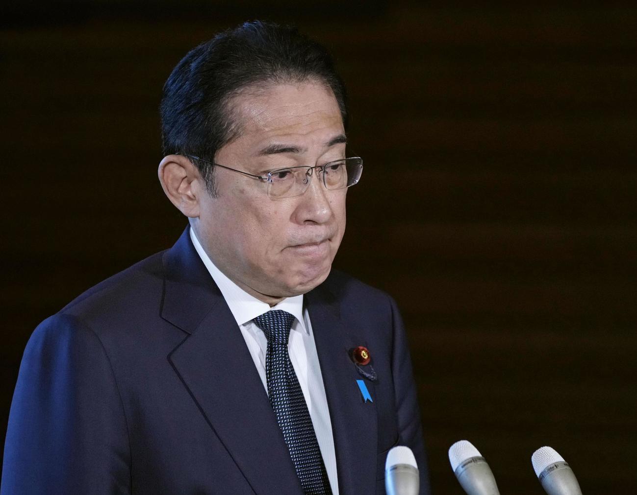 自民党派閥パーティーの政治資金還流問題で、記者団の取材に応じる岸田首相（共同）