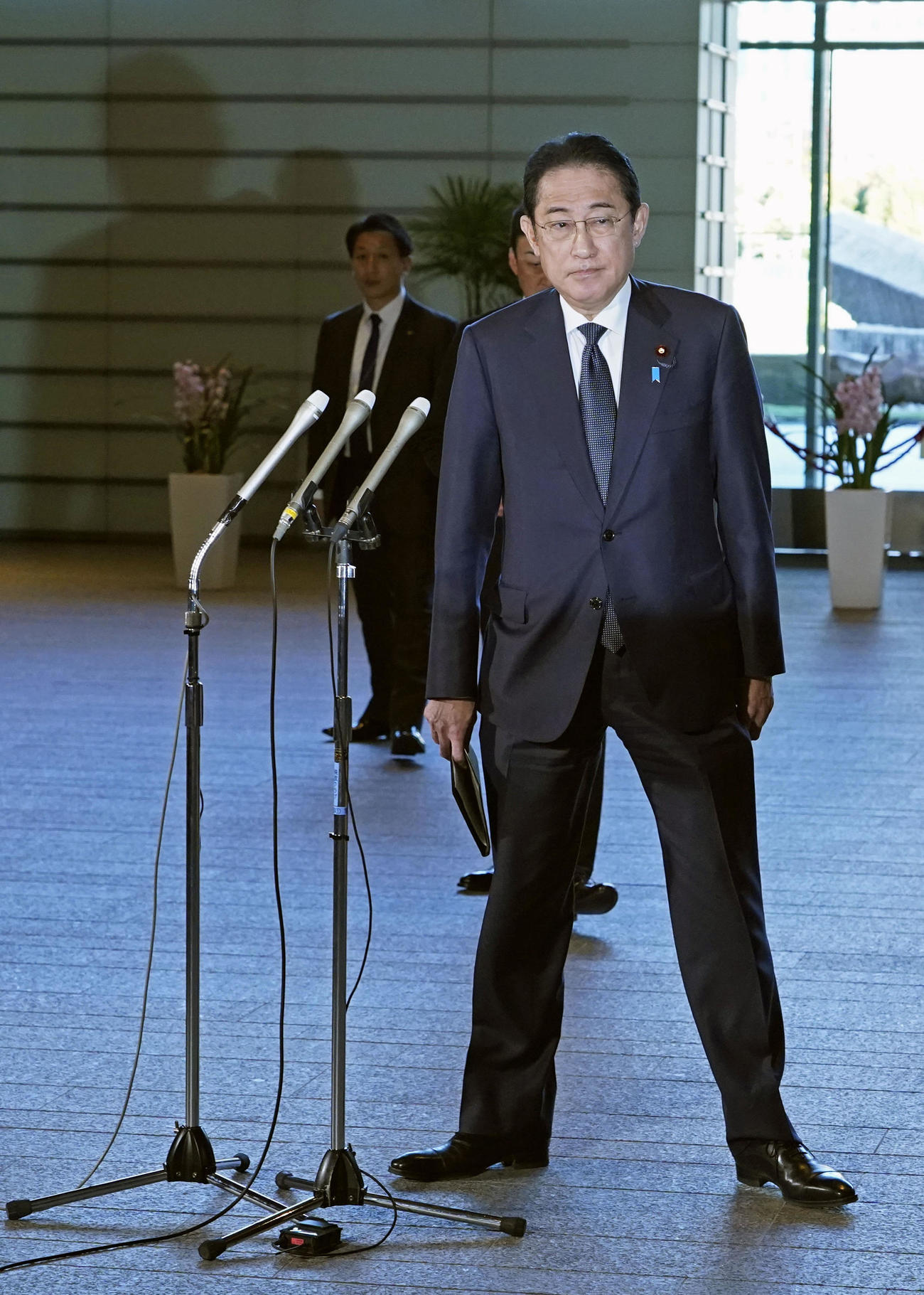 首相官邸で記者団の取材に応じる岸田首相（共同）